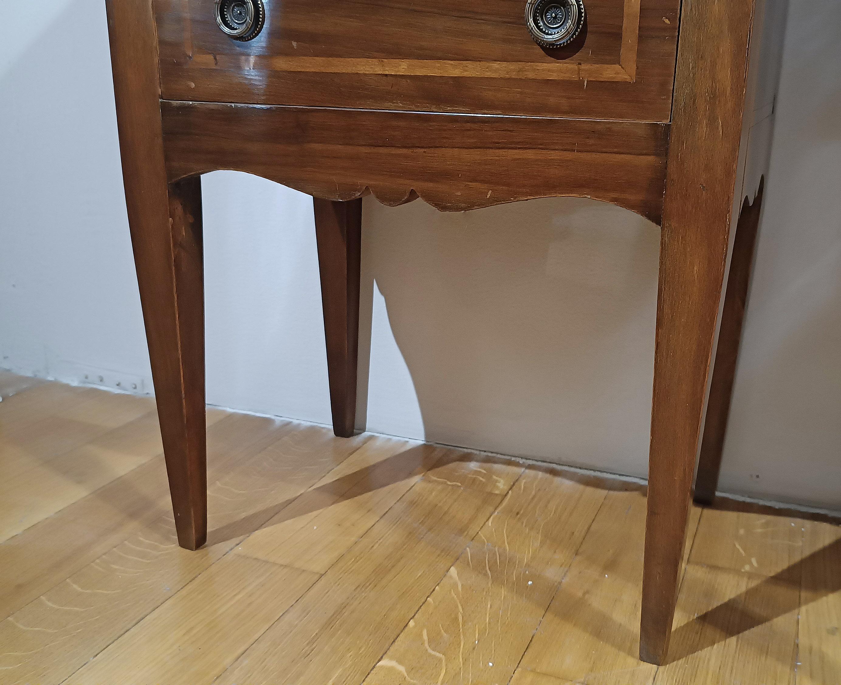 Bronze PREMIÈRE MOITIÉ DU 19e SIÈCLE Paire de tables de chevet de style néoclassique en vente