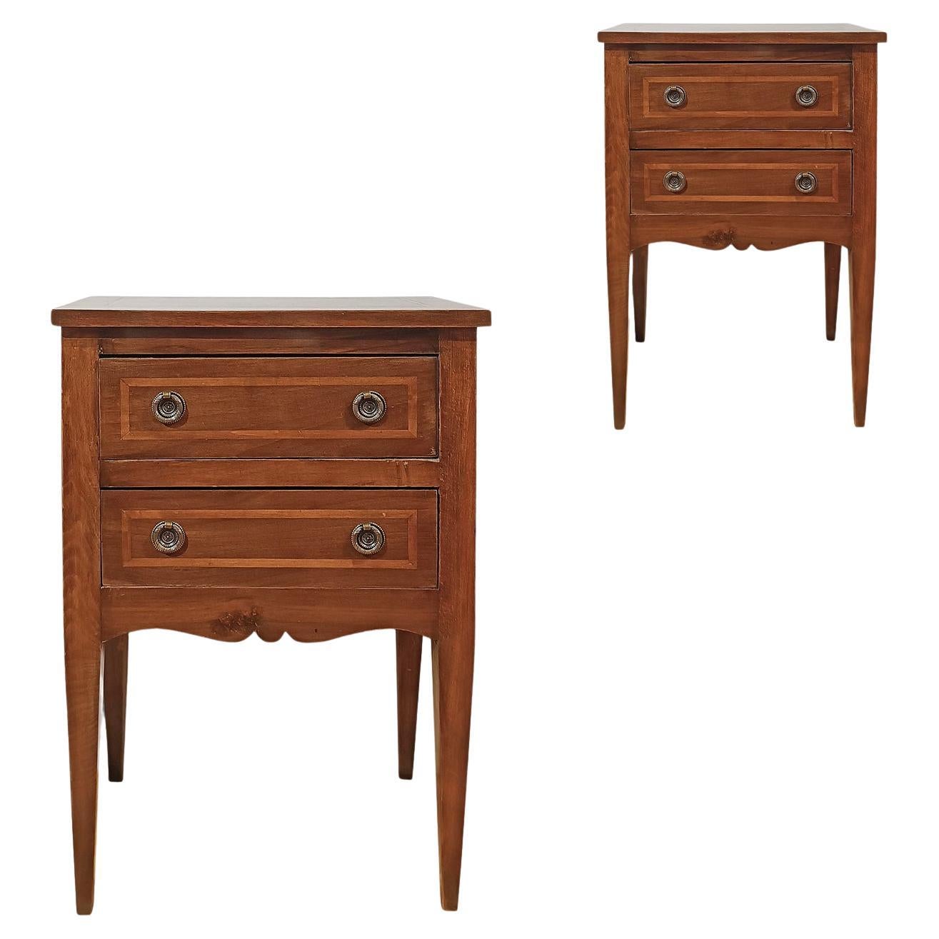 PREMIÈRE MOITIÉ DU 19e SIÈCLE Paire de tables de chevet de style néoclassique en vente