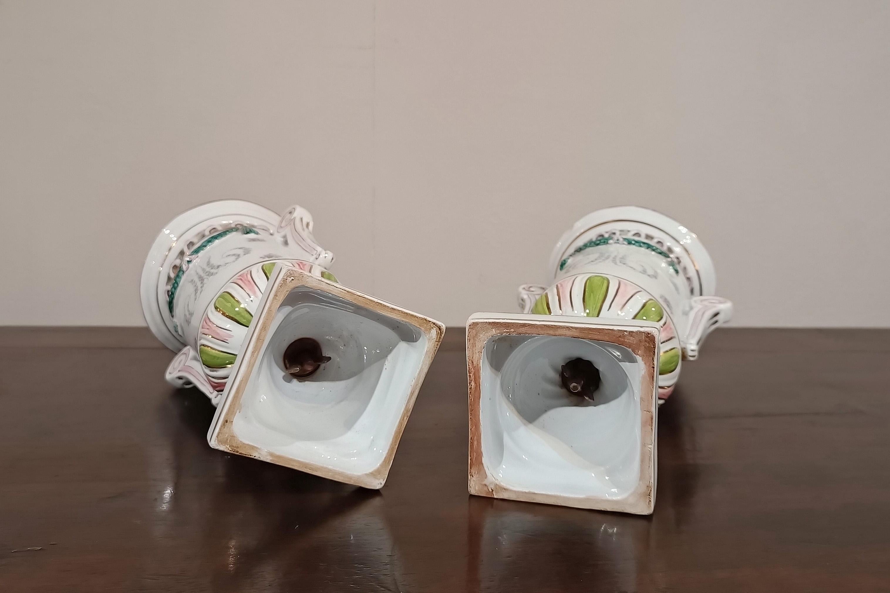 COPPIA DI VASI IN PORCELLANA DIPINTA DELLA PRIMA METÀ DEL XIX SECOLO in vendita 3