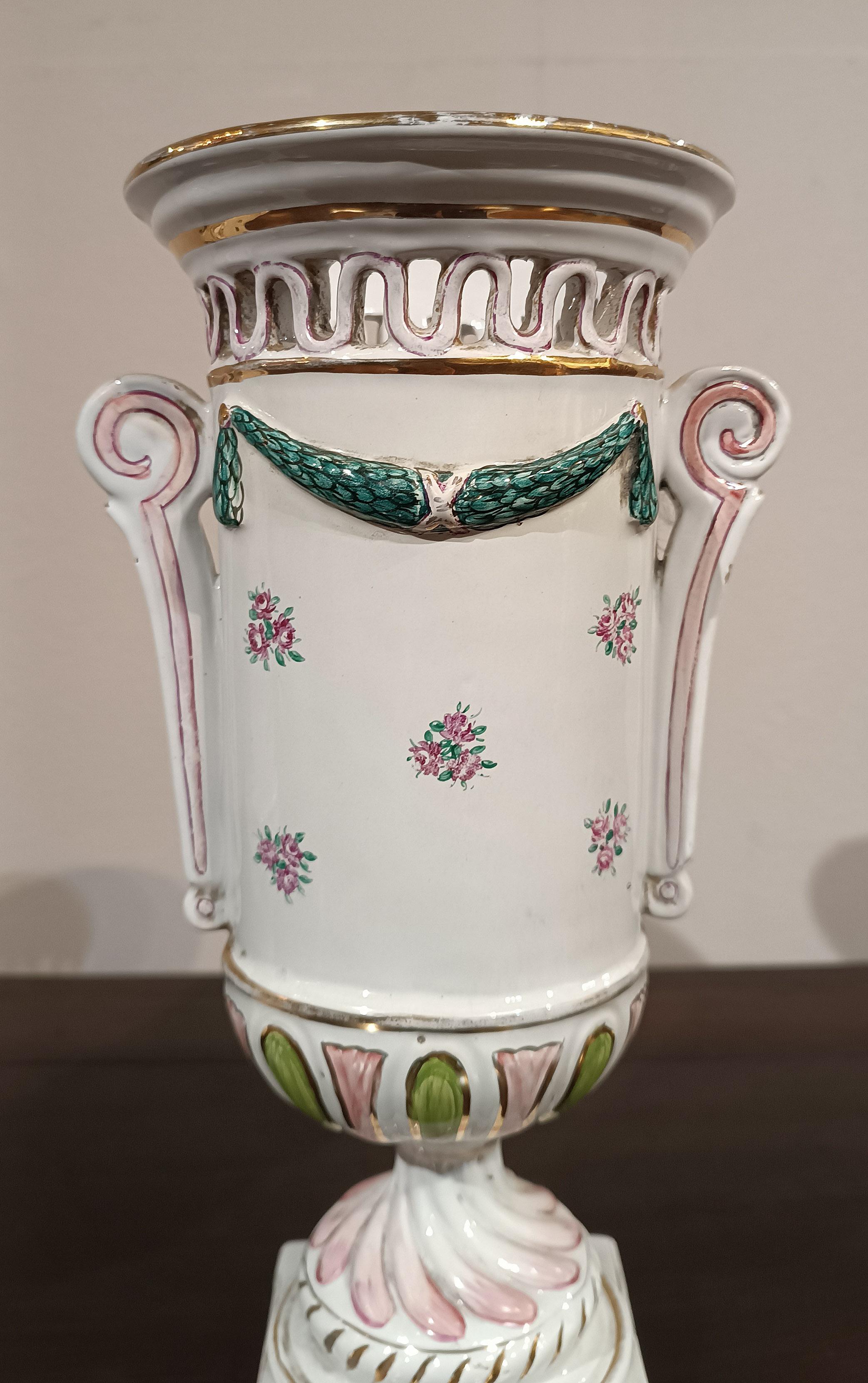 COPPIA DI VASI IN PORCELLANA DIPINTA DELLA PRIMA METÀ DEL XIX SECOLO in vendita 4