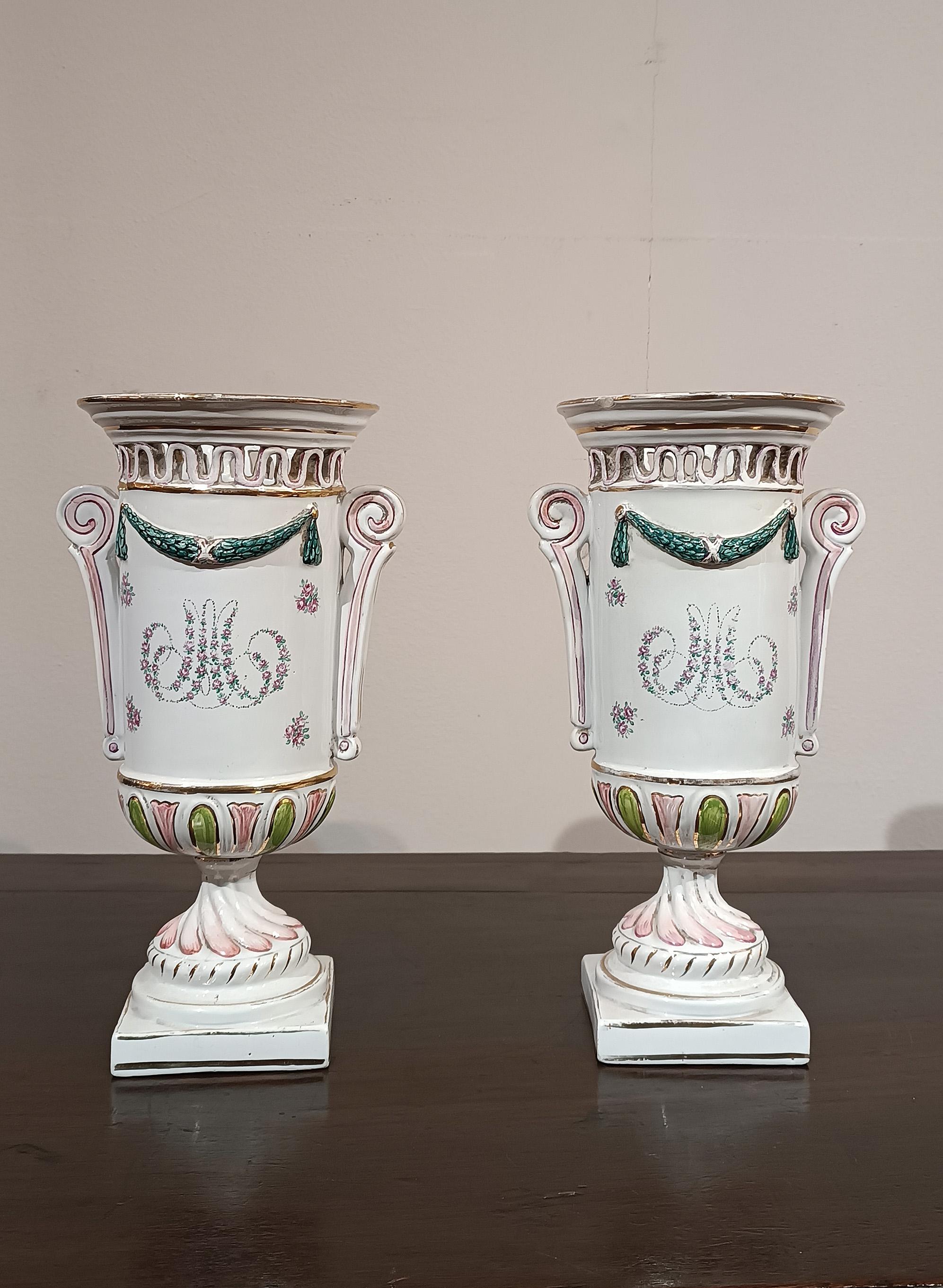 Dorato COPPIA DI VASI IN PORCELLANA DIPINTA DELLA PRIMA METÀ DEL XIX SECOLO in vendita