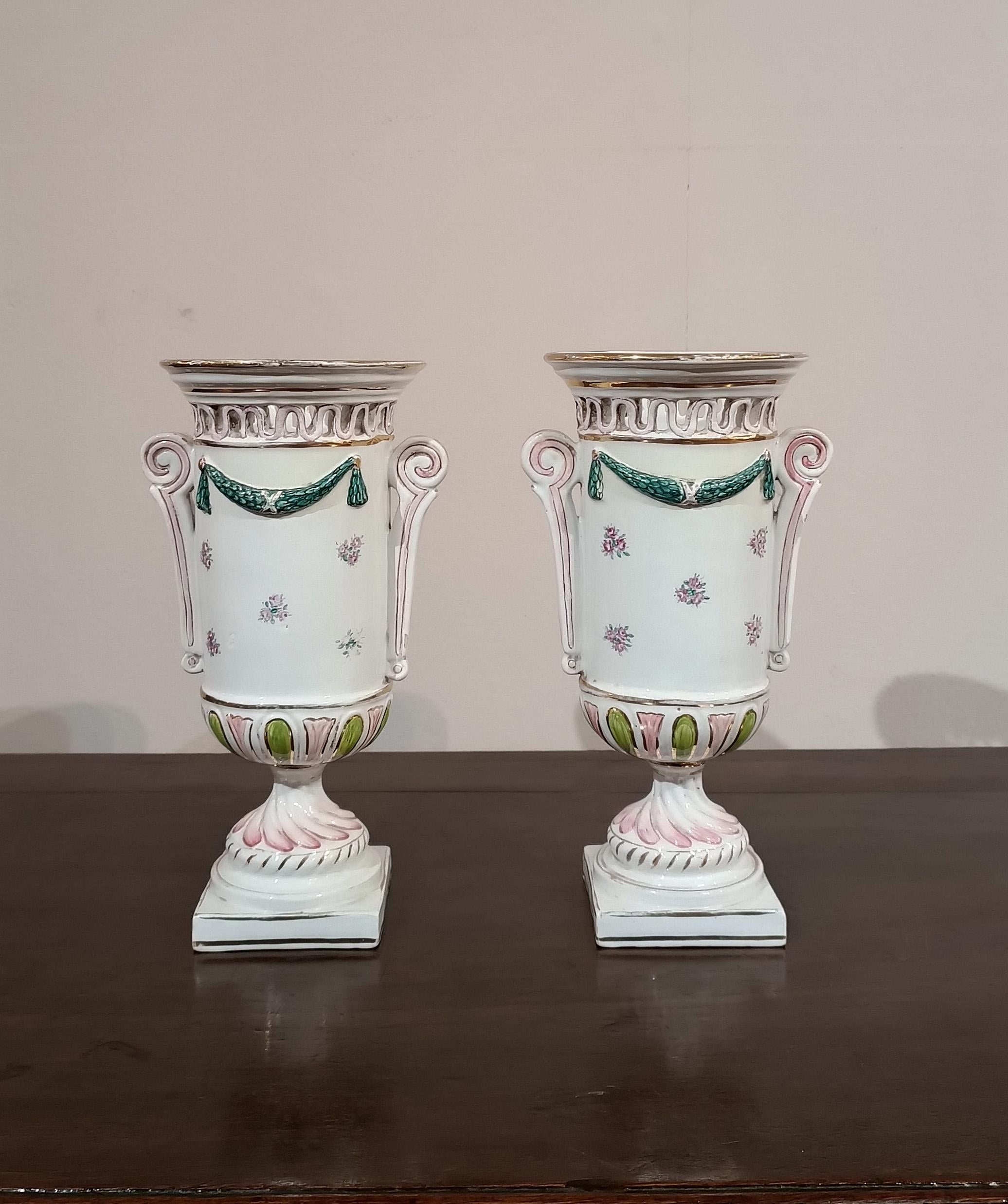 COPPIA DI VASI IN PORCELLANA DIPINTA DELLA PRIMA METÀ DEL XIX SECOLO In condizioni buone in vendita a Firenze, FI