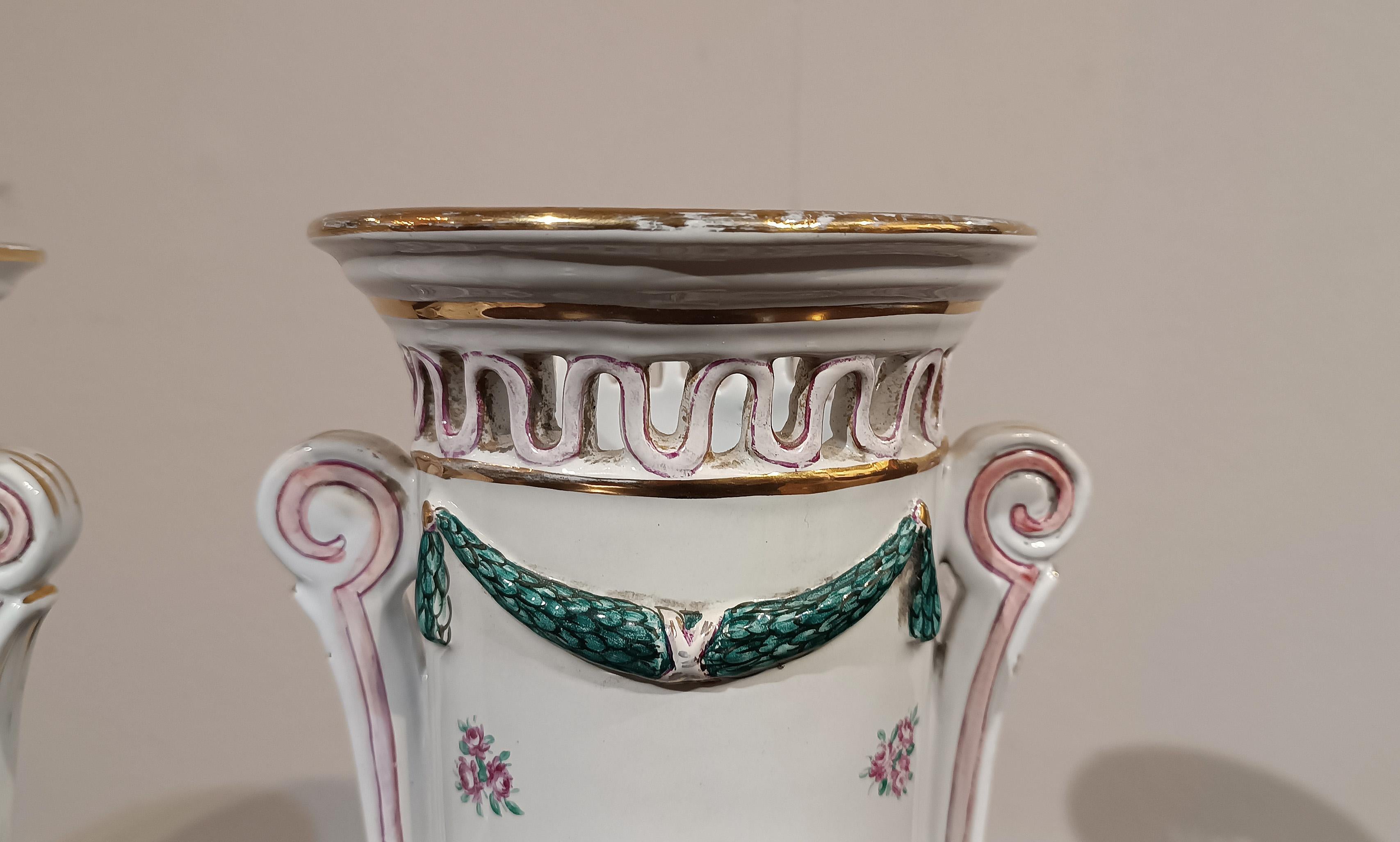 XIX secolo COPPIA DI VASI IN PORCELLANA DIPINTA DELLA PRIMA METÀ DEL XIX SECOLO in vendita