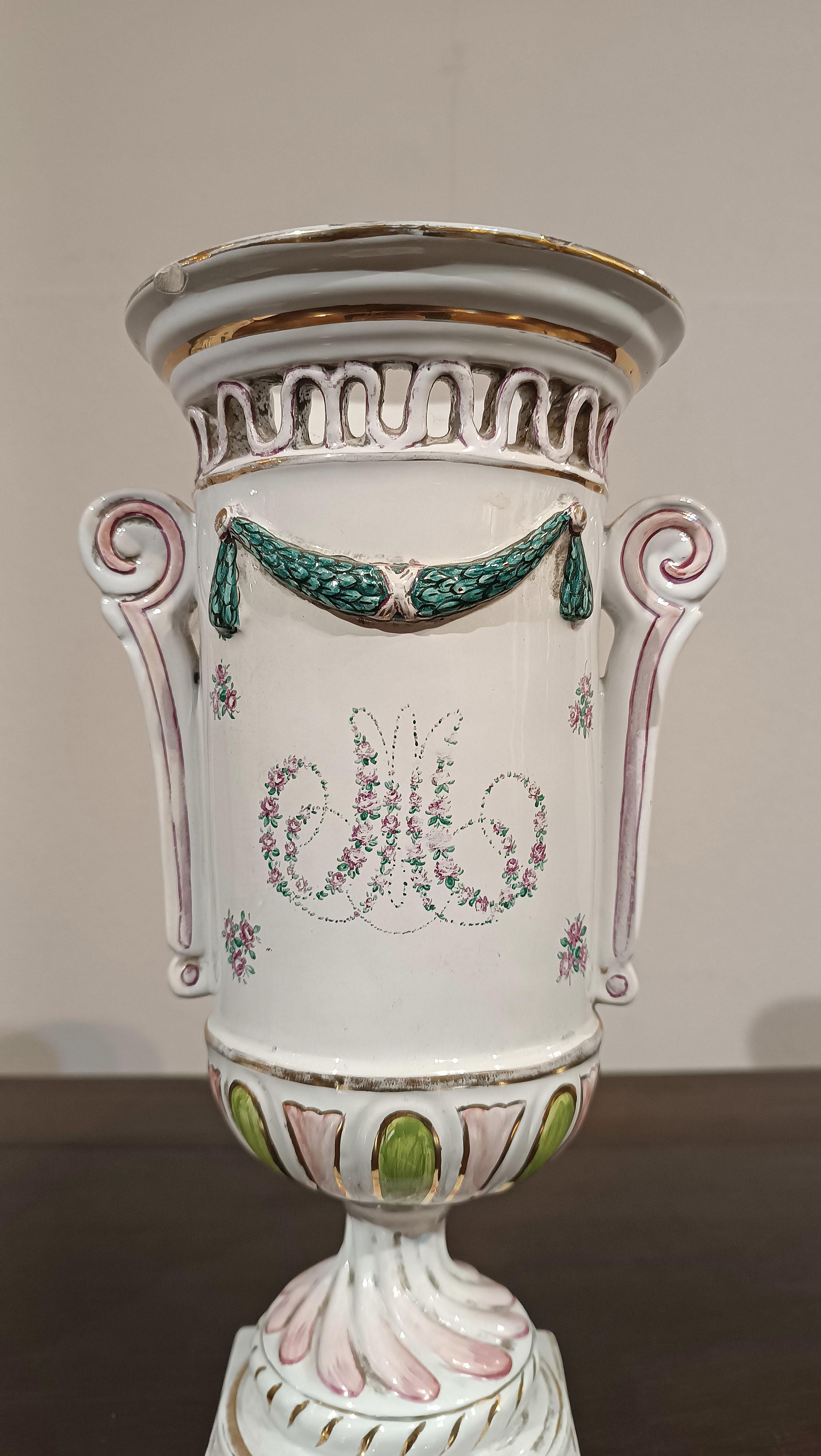 Porcellana COPPIA DI VASI IN PORCELLANA DIPINTA DELLA PRIMA METÀ DEL XIX SECOLO in vendita