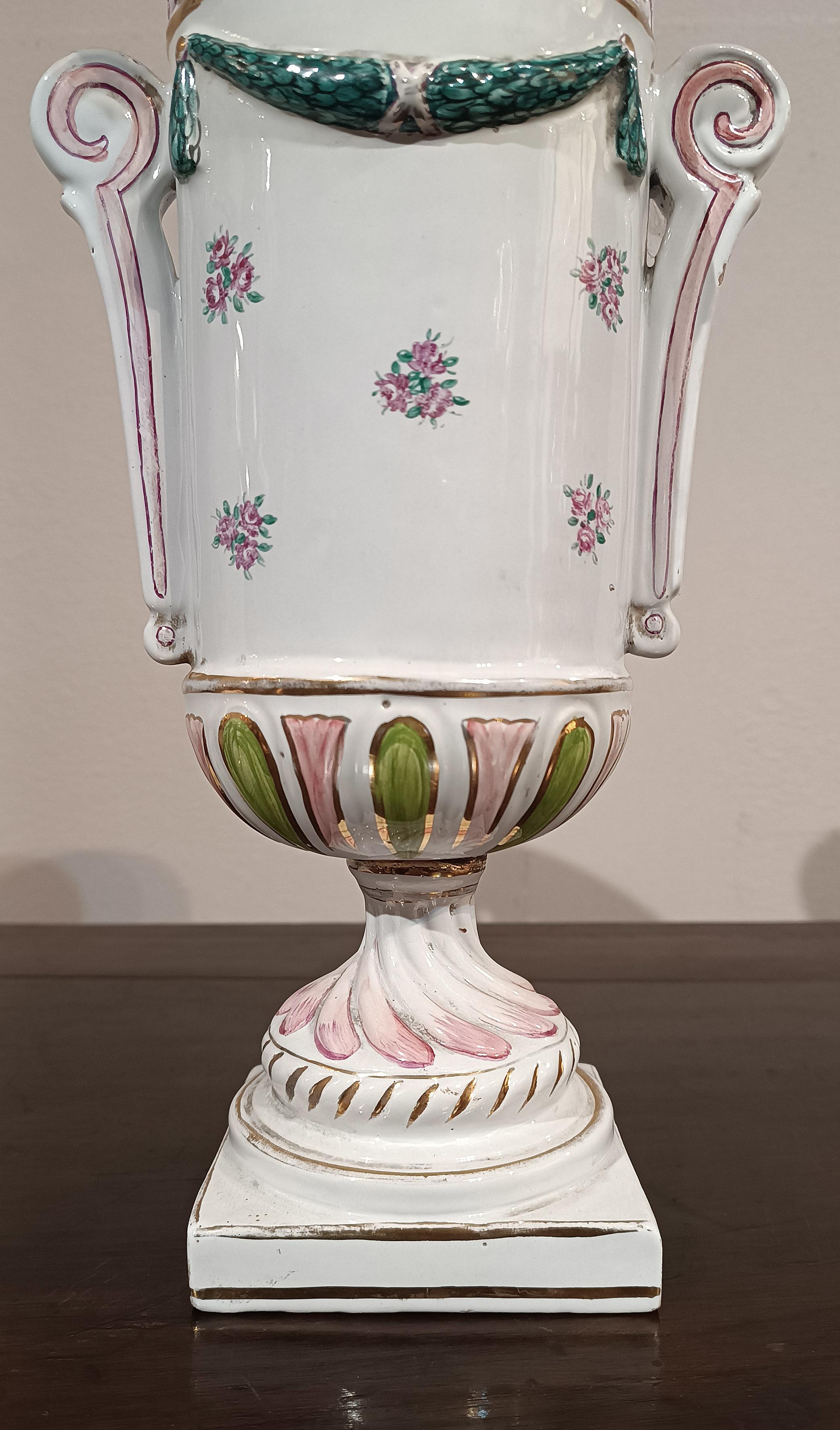 COPPIA DI VASI IN PORCELLANA DIPINTA DELLA PRIMA METÀ DEL XIX SECOLO in vendita 1