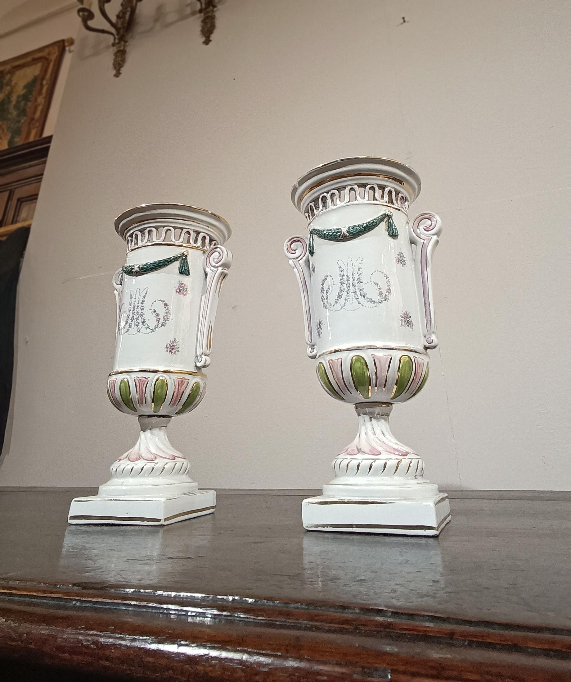 COPPIA DI VASI IN PORCELLANA DIPINTA DELLA PRIMA METÀ DEL XIX SECOLO in vendita 2