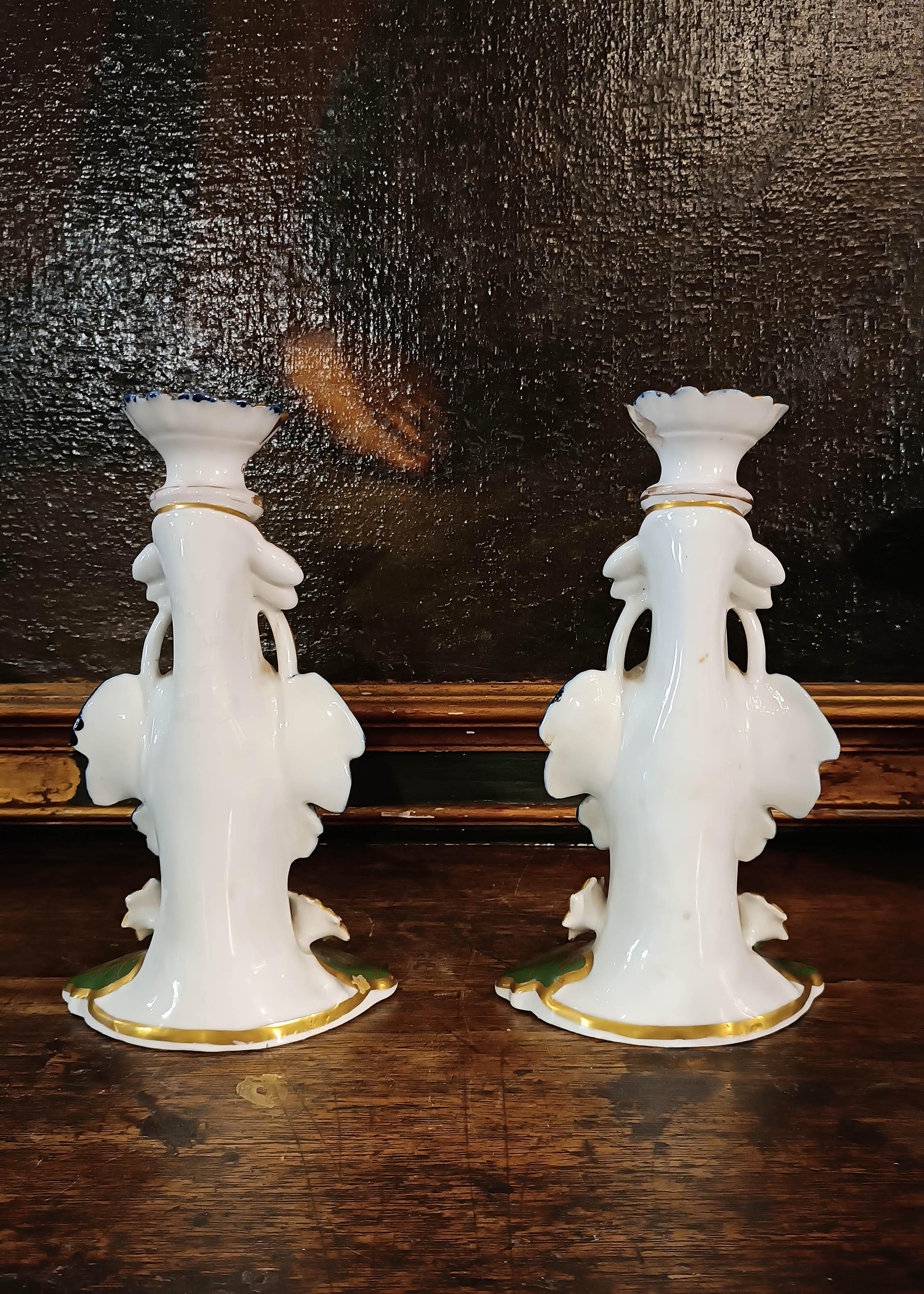French FIRST HALF OF THE 19th CENTURY PAIR OF PORCELAIN CANDLESTICKS in vendita