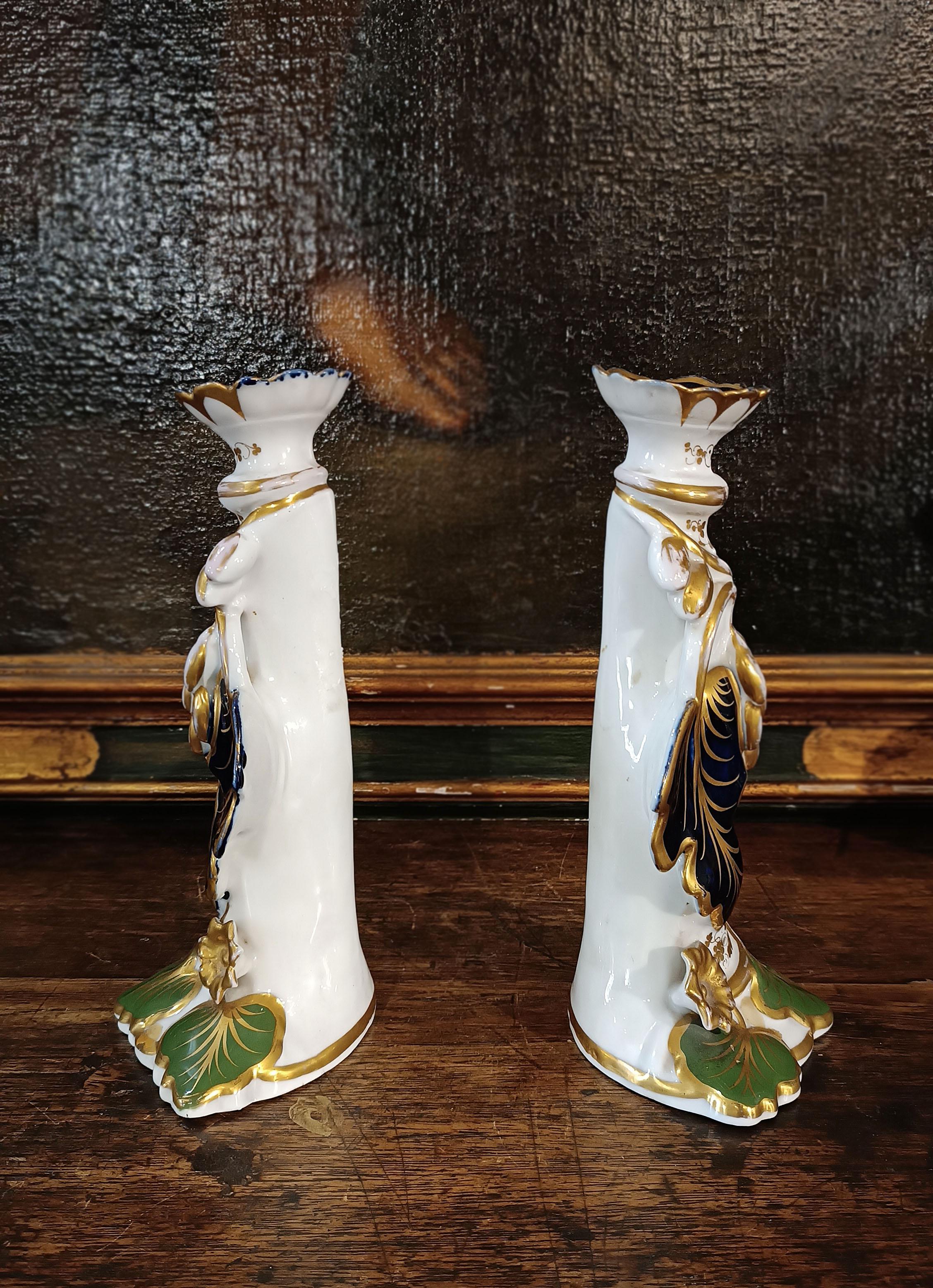 Fatto a mano FIRST HALF OF THE 19th CENTURY PAIR OF PORCELAIN CANDLESTICKS in vendita
