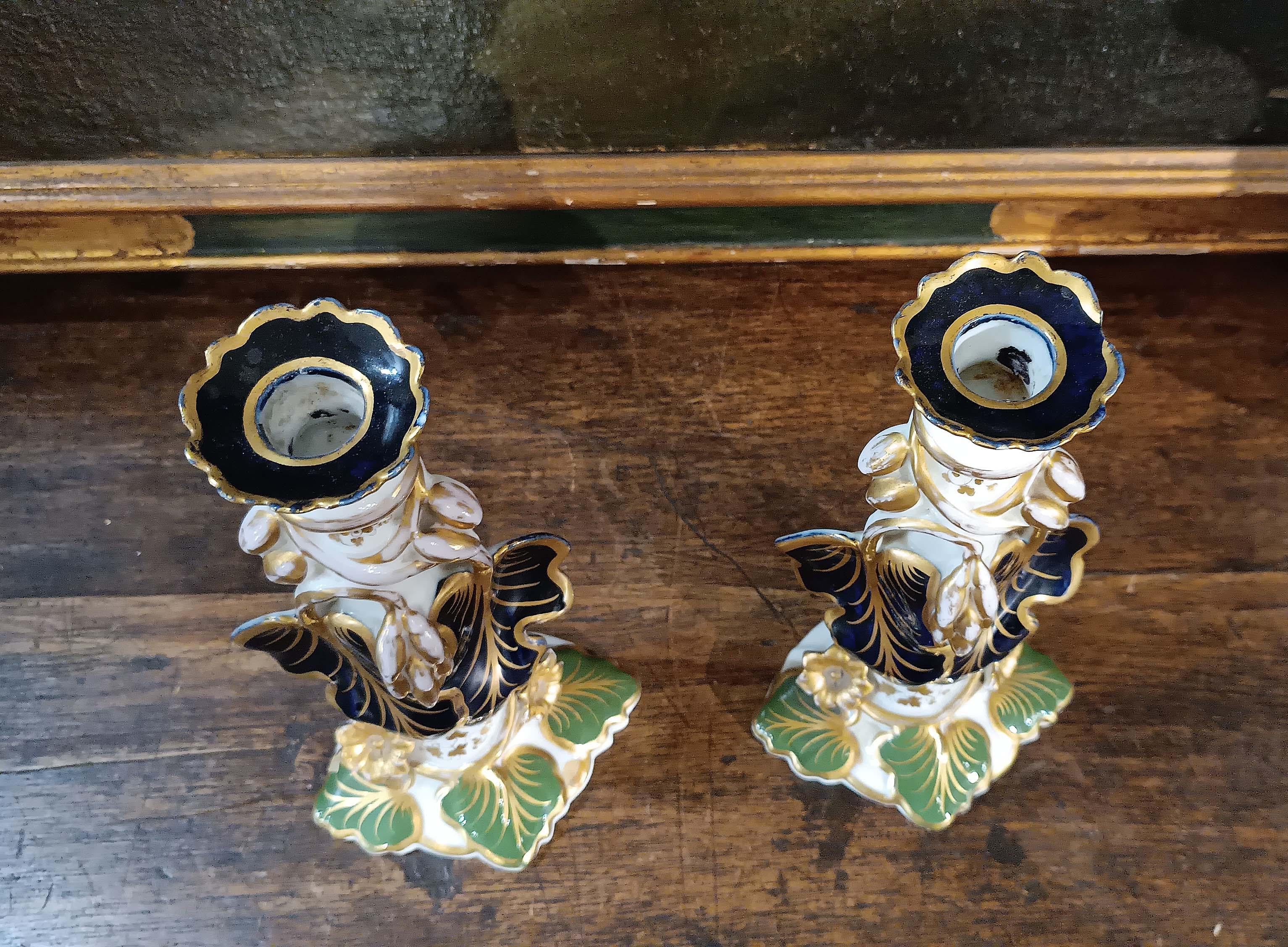 Porcellana FIRST HALF OF THE 19th CENTURY PAIR OF PORCELAIN CANDLESTICKS in vendita
