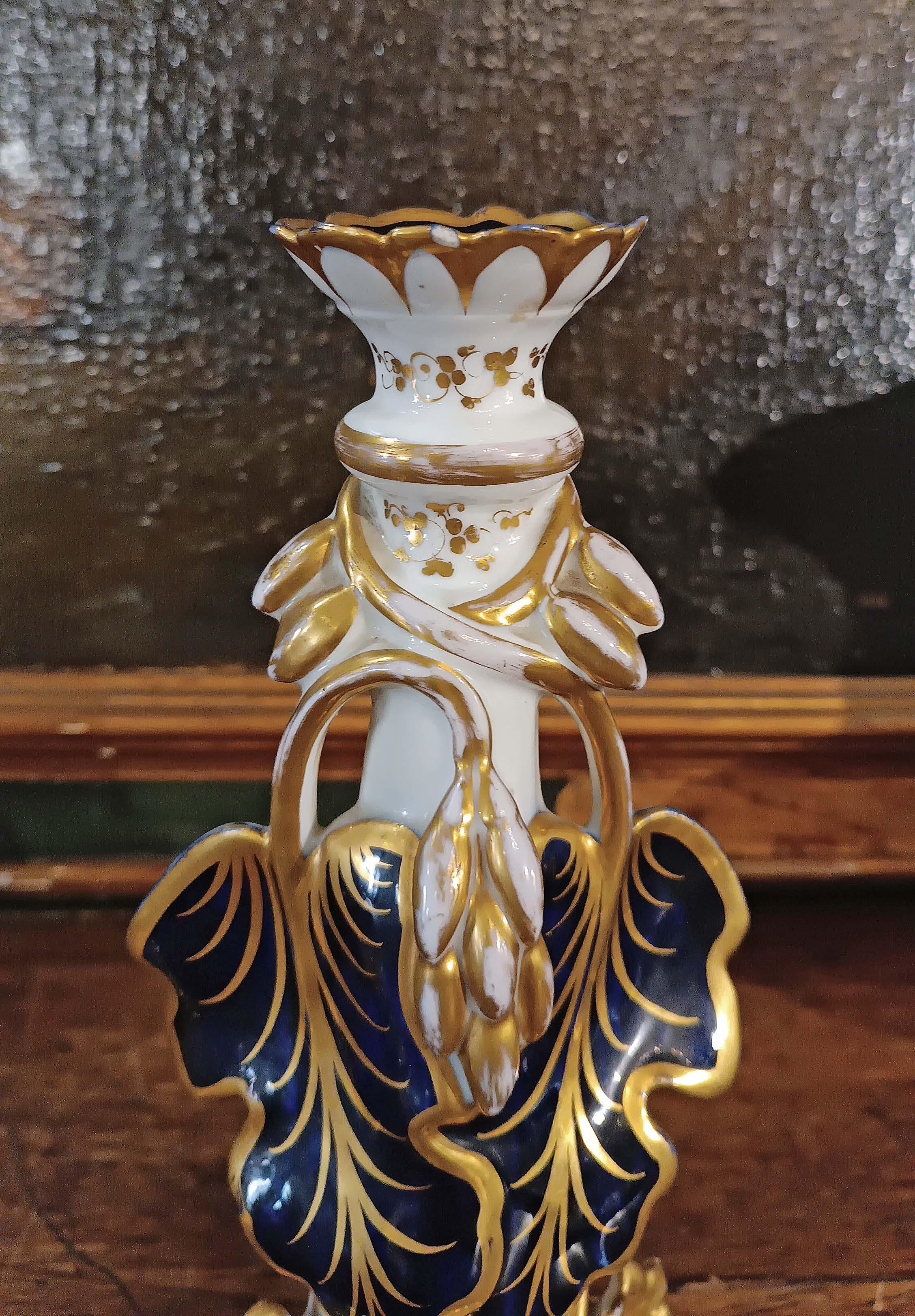 FIRST HALF OF THE 19th CENTURY PAIR OF PORCELAIN CANDLESTICKS in vendita 1