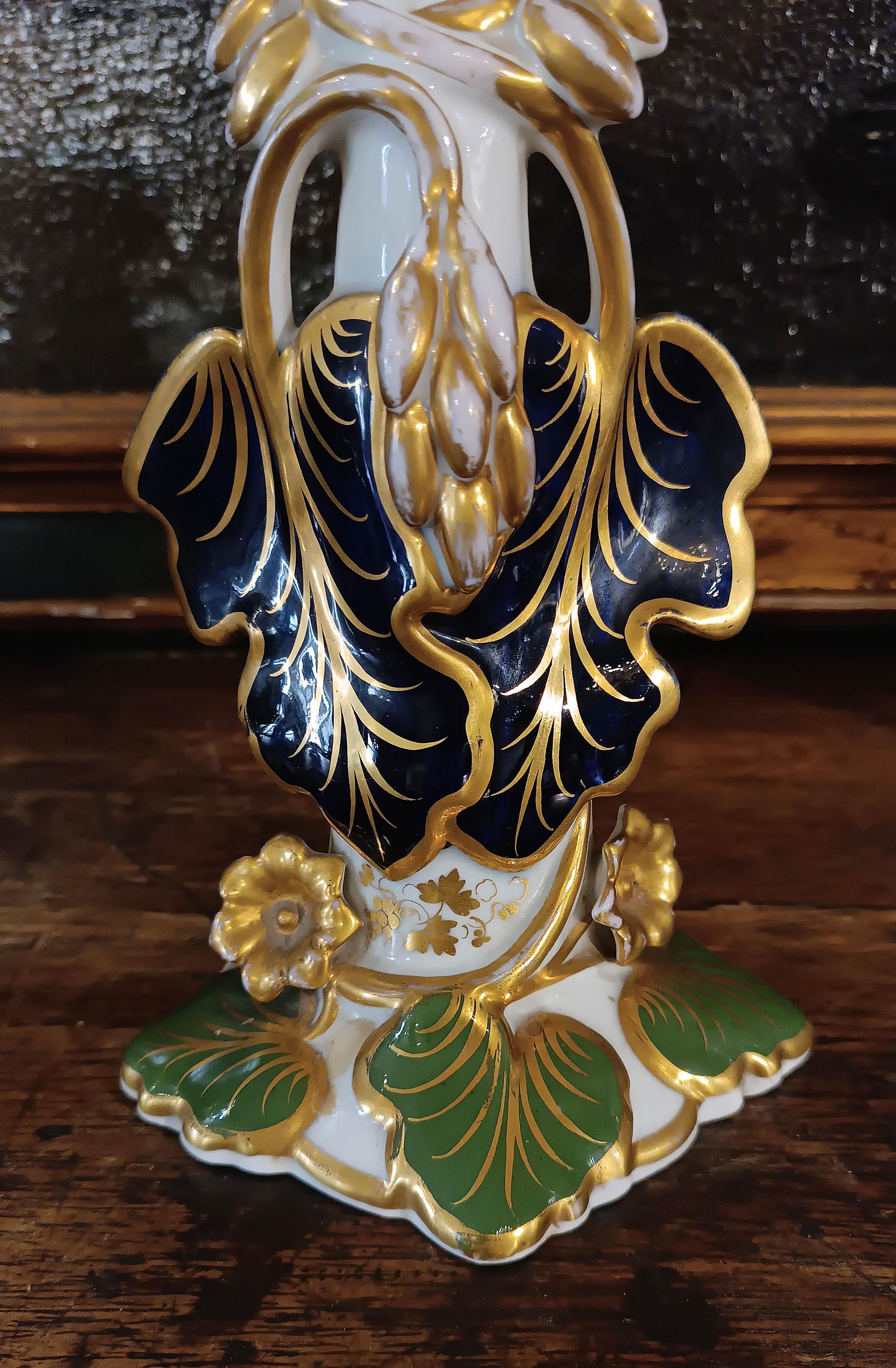 FIRST HALF OF THE 19th CENTURY PAIR OF PORCELAIN CANDLESTICKS in vendita 2