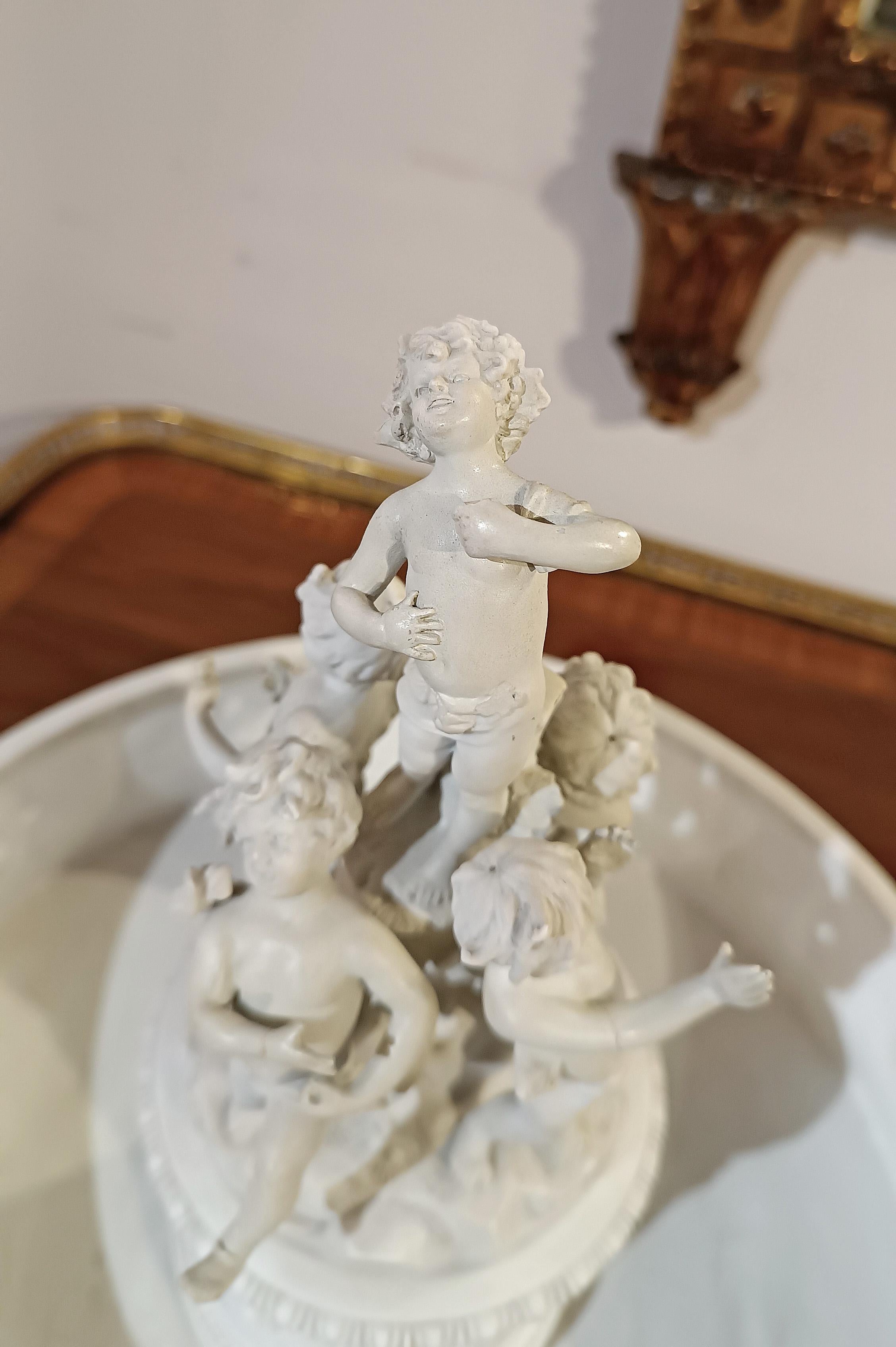 PREMIÈRE MOITIÉ DU 19e SIÈCLE CENTRALE DE BISCUIT EN PORCELAINE Bon état - En vente à Firenze, FI