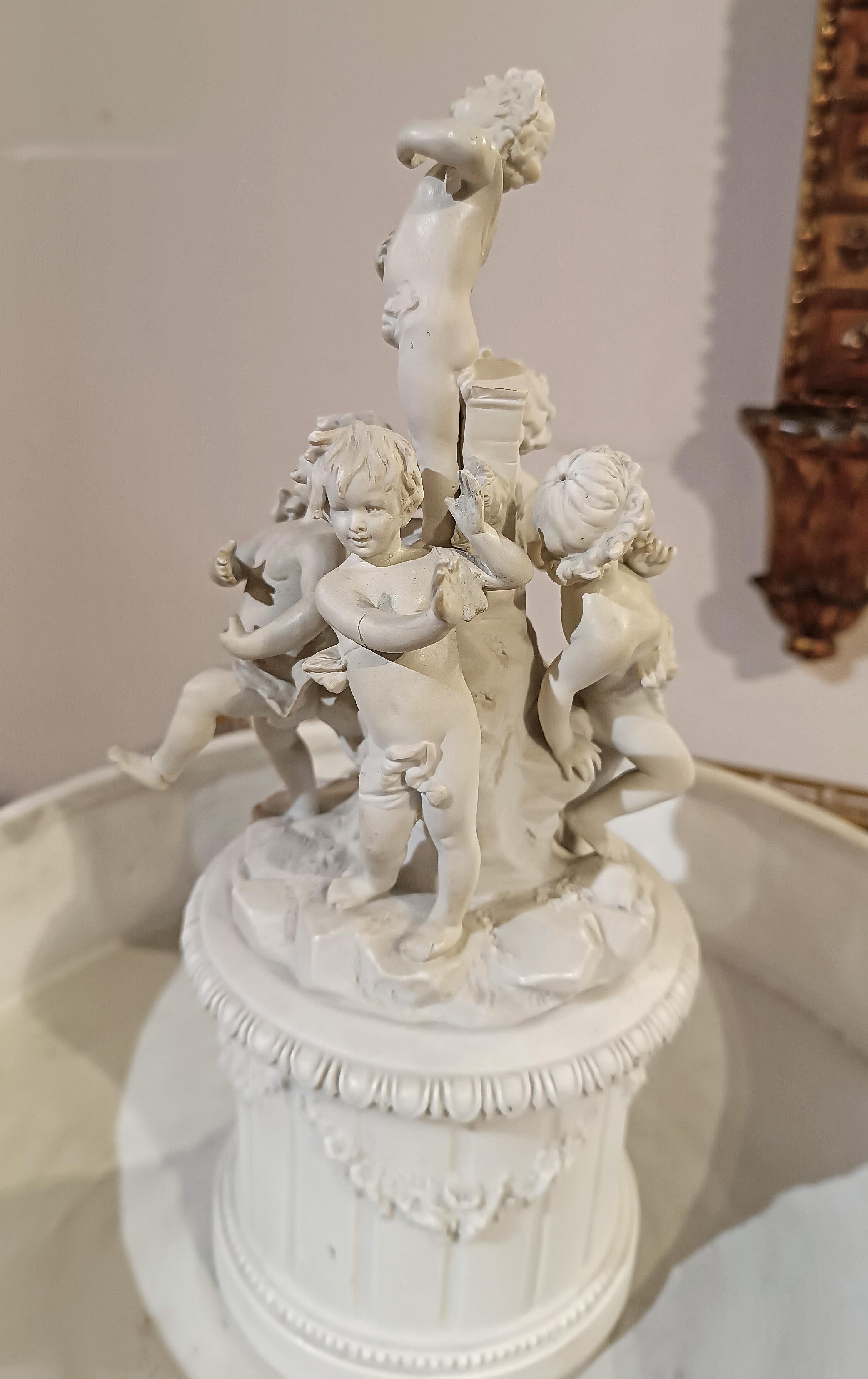 XIXe siècle PREMIÈRE MOITIÉ DU 19e SIÈCLE CENTRALE DE BISCUIT EN PORCELAINE en vente