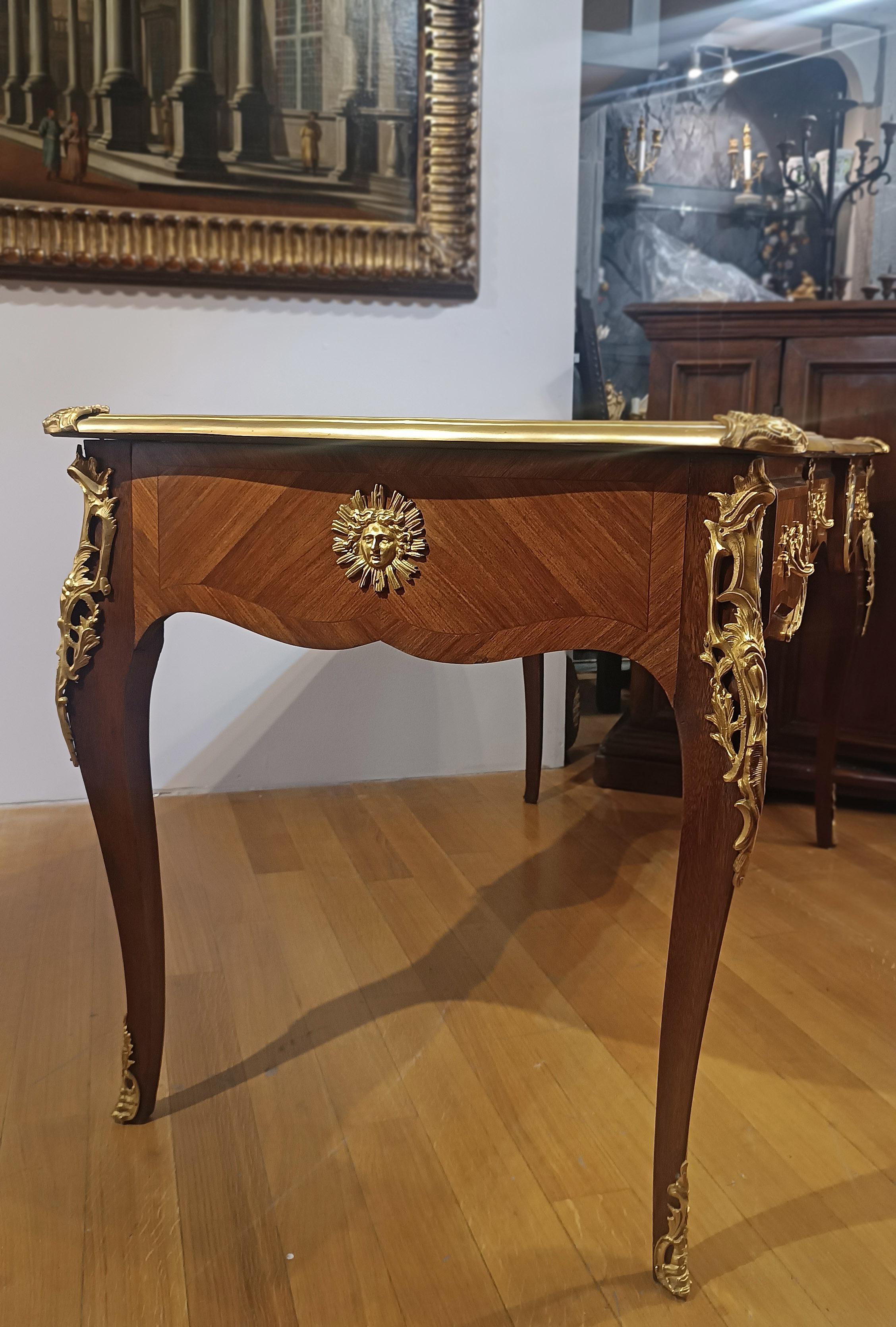 Intagliato a mano FIRST HALF OF THE 19th CENTURY PRESIDENTIAL DESK in vendita
