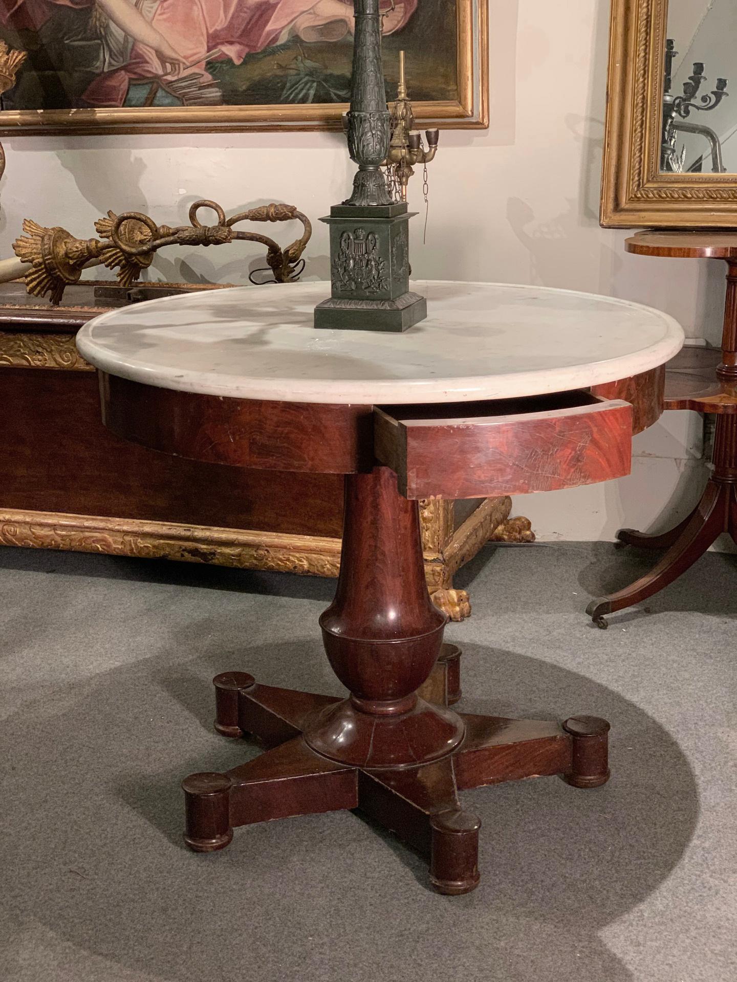 Elegant center table in mahogany wood, finely carved and of small dimensions. The base, with a graceful star shape, gives a touch of class, while the semi-cylindrical feet add a further element of refinement. The top is made of white statuary