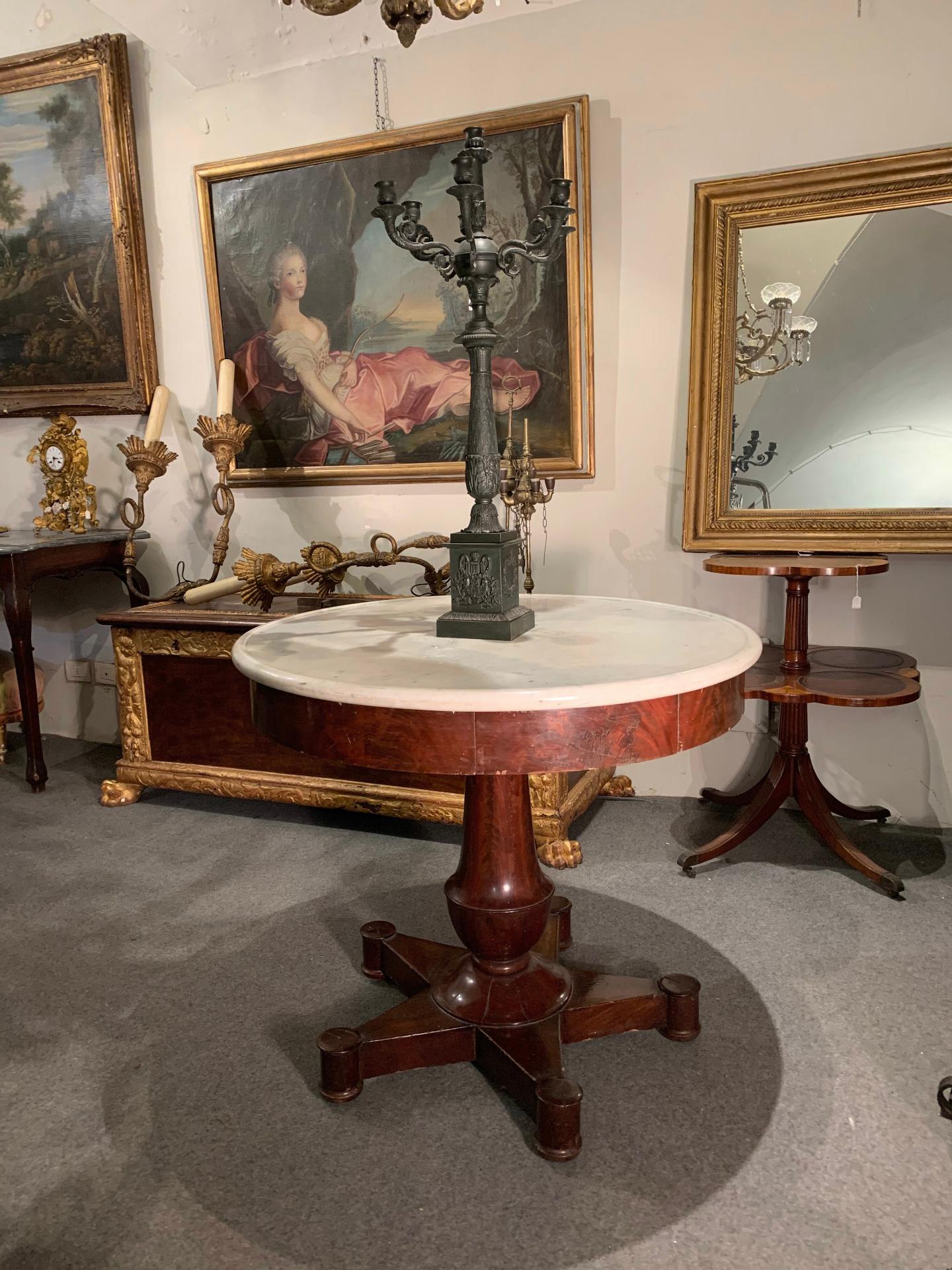 Neoclassical Revival FIRST HALF OF THE 19th CENTURY ROUND TABLE For Sale