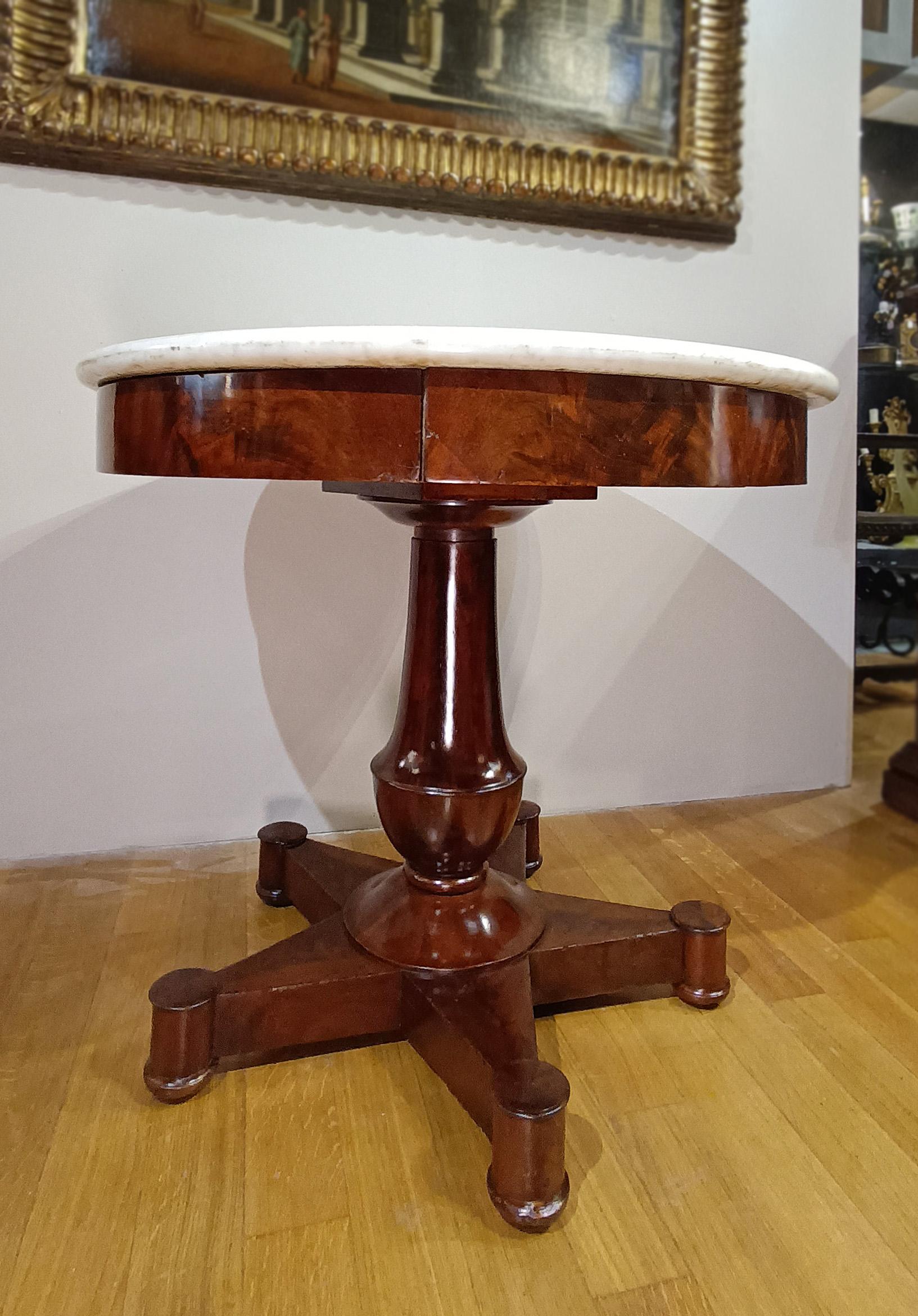 Eleganter Mitteltisch aus Nussbaumholz, fein geschnitzt und von geringen Abmessungen. Der Sockel in Form eines anmutigen Sterns verleiht einen Hauch von Klasse, während die halbzylindrischen Füße ein weiteres Element der Raffinesse hinzufügen. Die