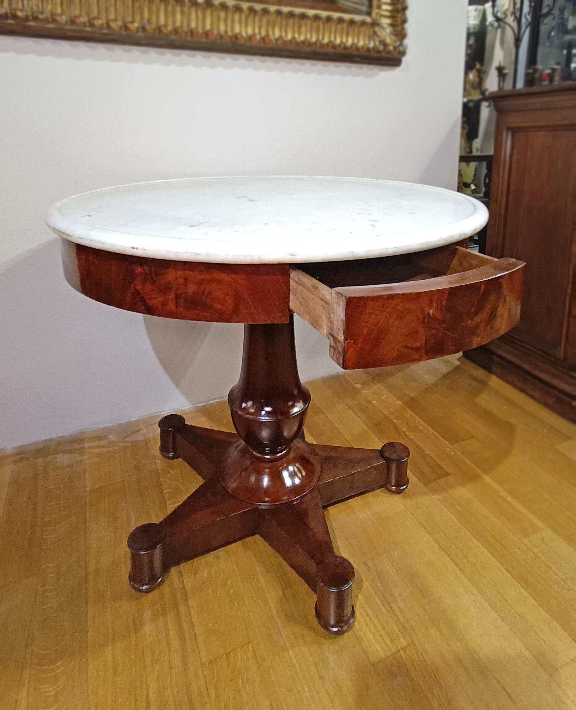 ERSTE HÄLFTE DES 19. JAHRHUNDERTS RUNDER TISCH AUS WALNUSS (19th Century) im Angebot