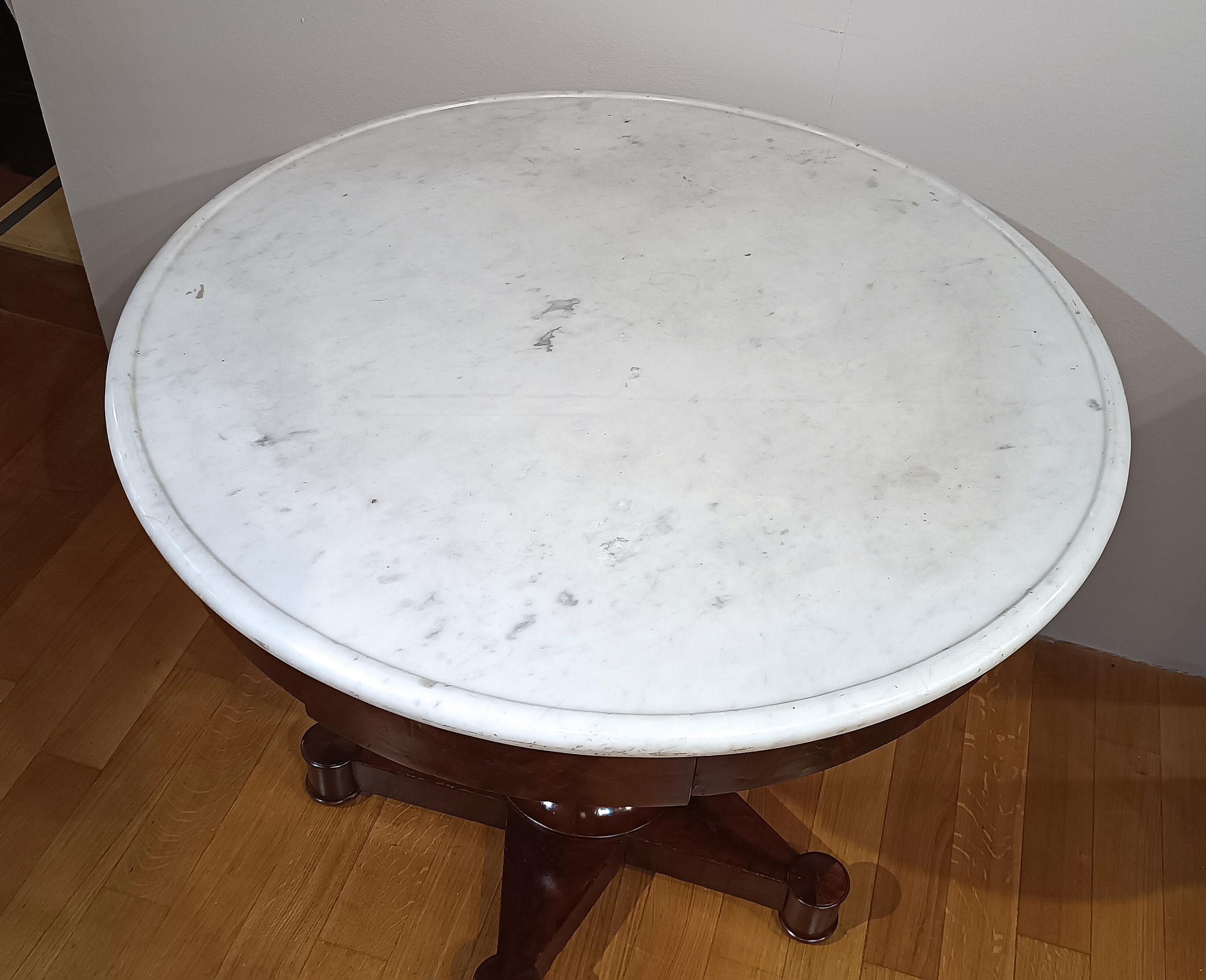 ERSTE HÄLFTE DES 19. JAHRHUNDERTS RUNDER TISCH AUS WALNUSS (Marmor) im Angebot