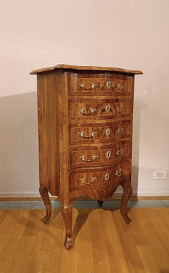 FIRST HALF OF THE 19th CENTURY SMALL WALNUT CHEST OF DRAWERS