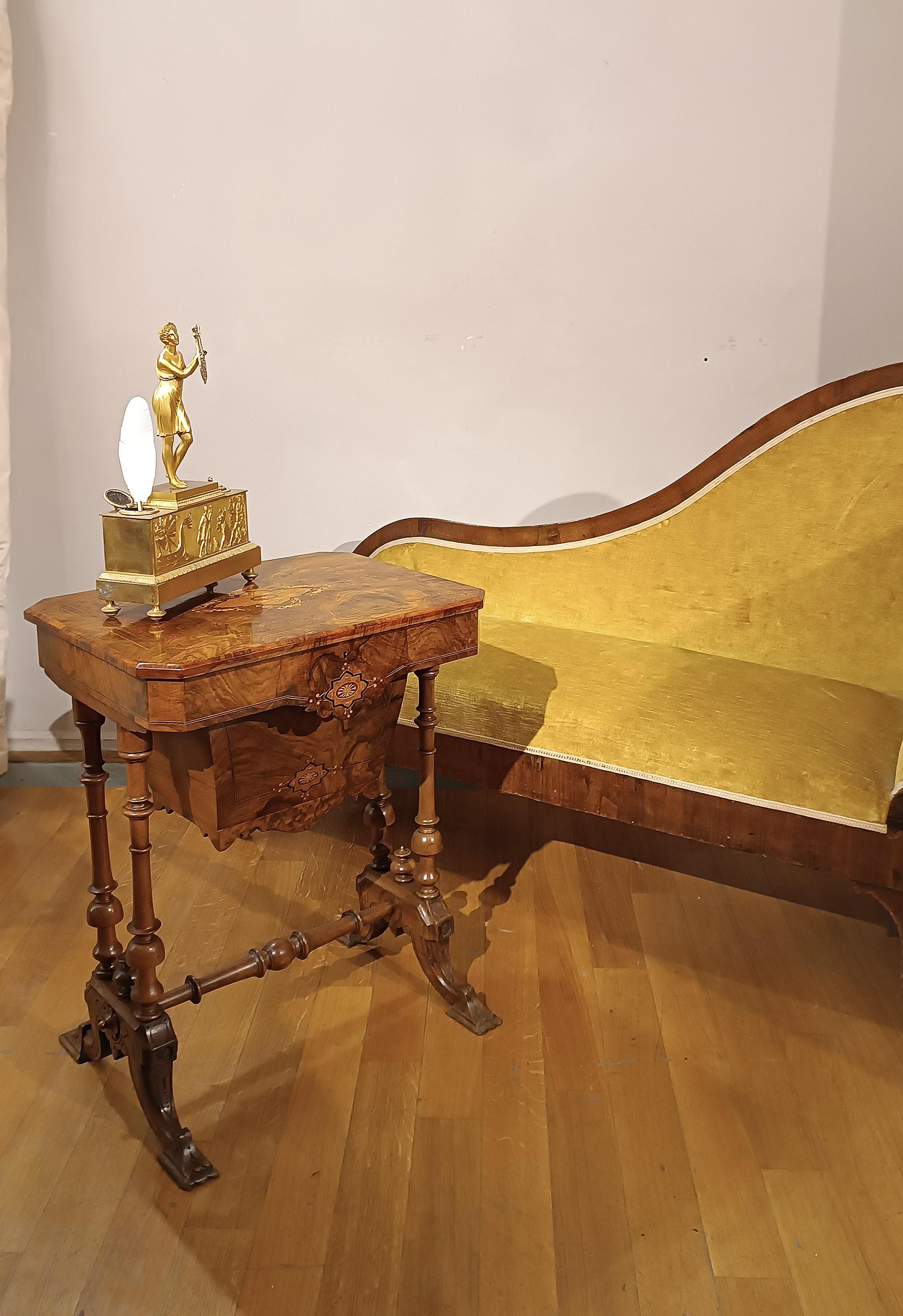 FIRST HALF OF THE 19th CENTURY SMALL WORK TABLE IN WALNUT For Sale 4