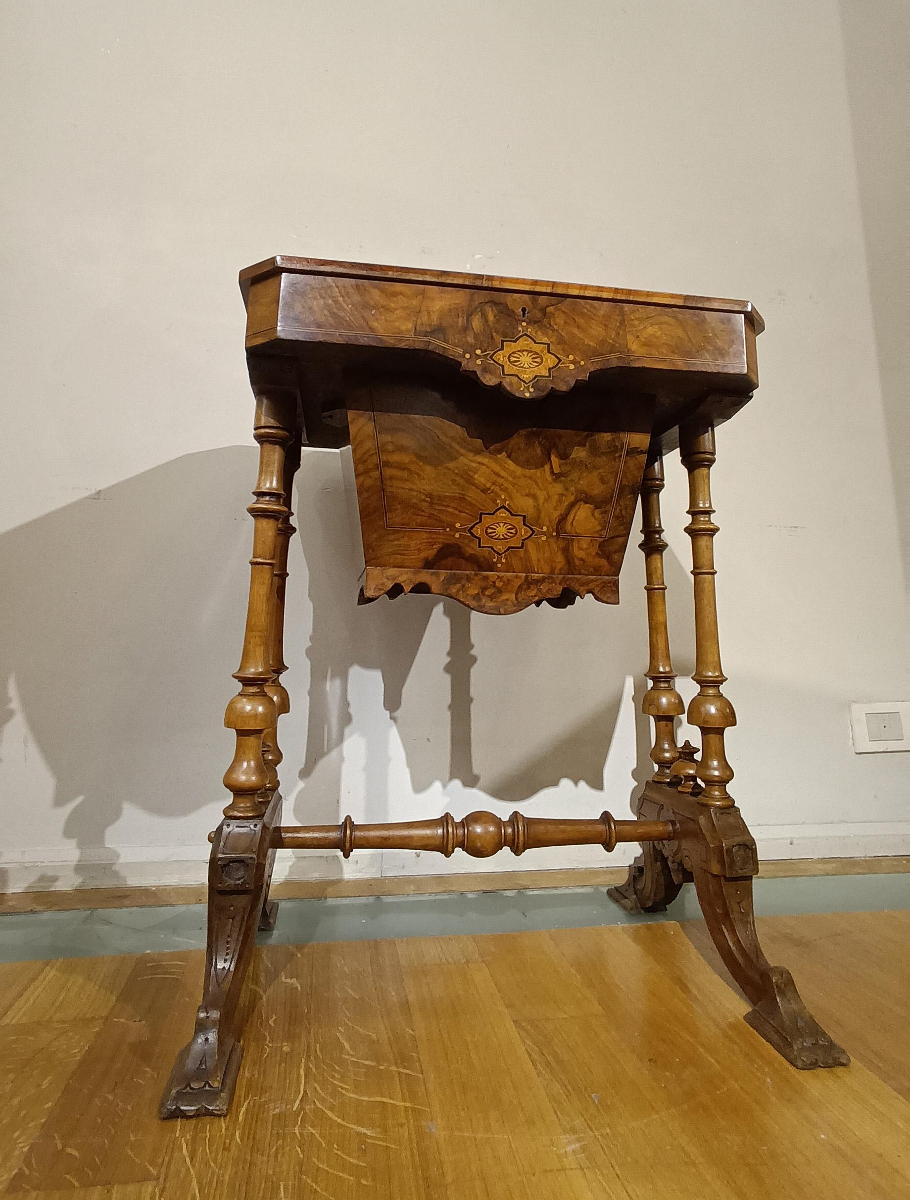 FIRST HALF OF THE 19th CENTURY SMALL WORK TABLE IN WALNUT For Sale 5