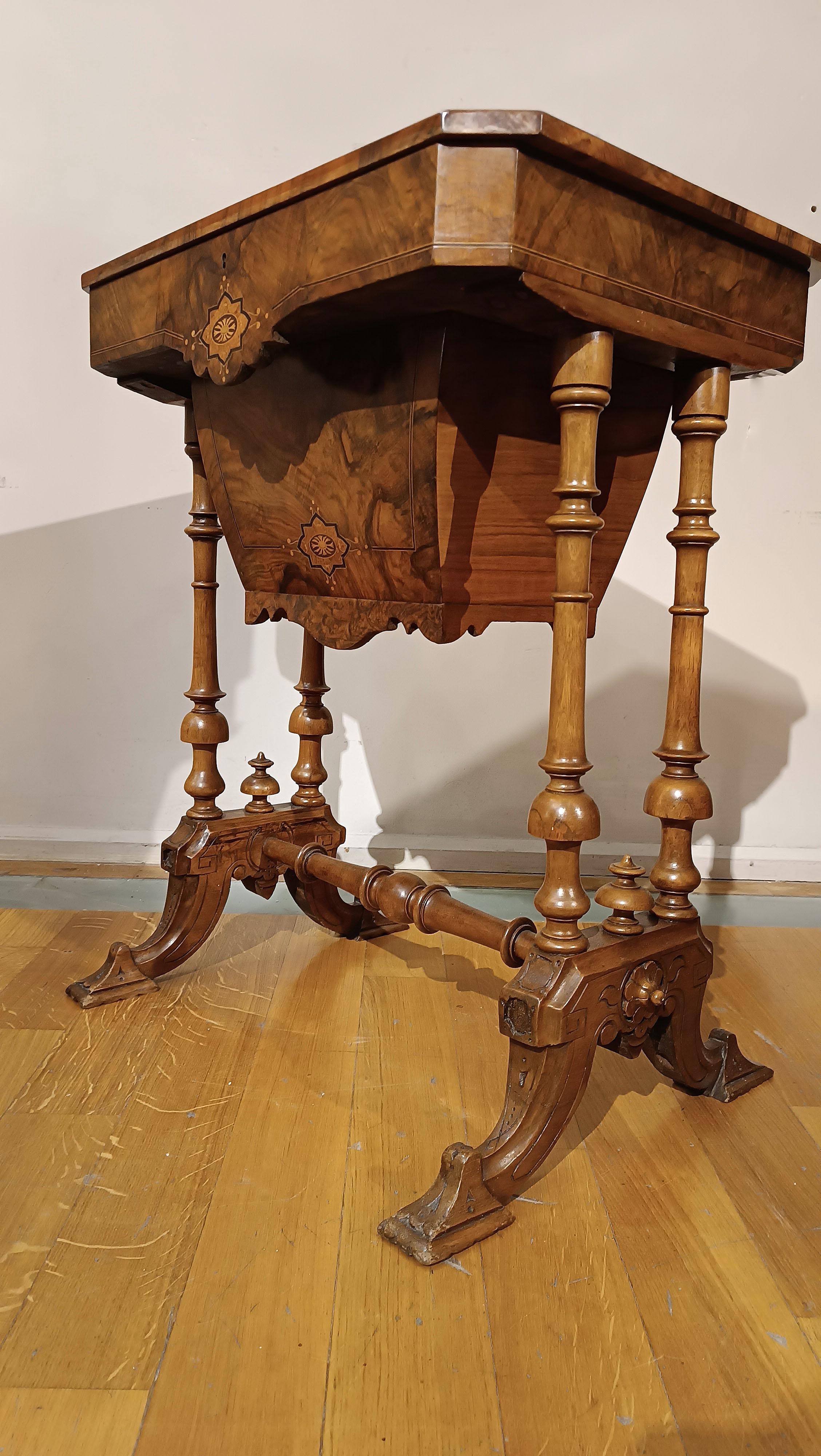 FIRST HALF OF THE 19th CENTURY SMALL WORK TABLE IN WALNUT For Sale 6