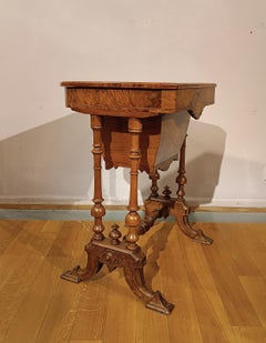 FIRST HALF OF THE 19th CENTURY SMALL WORK TABLE IN WALNUT