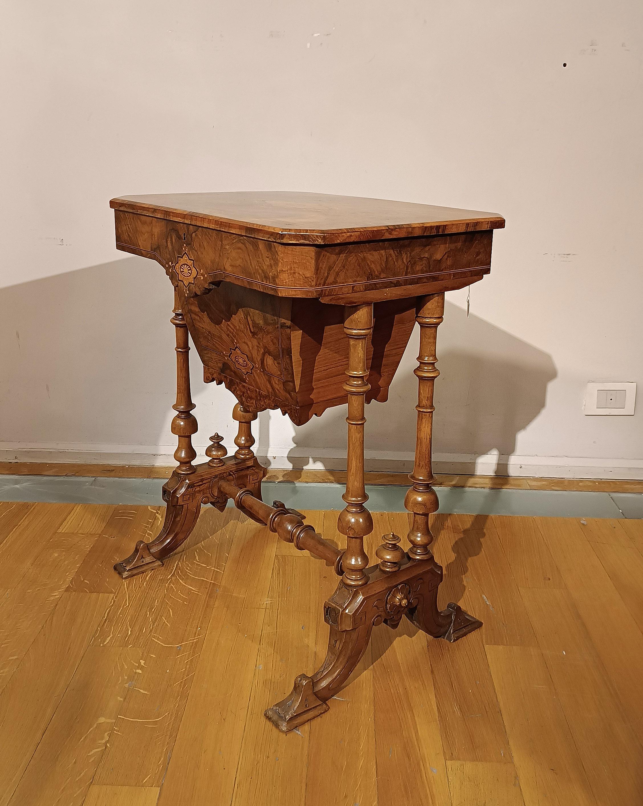 Hand-Carved FIRST HALF OF THE 19th CENTURY SMALL WORK TABLE IN WALNUT For Sale