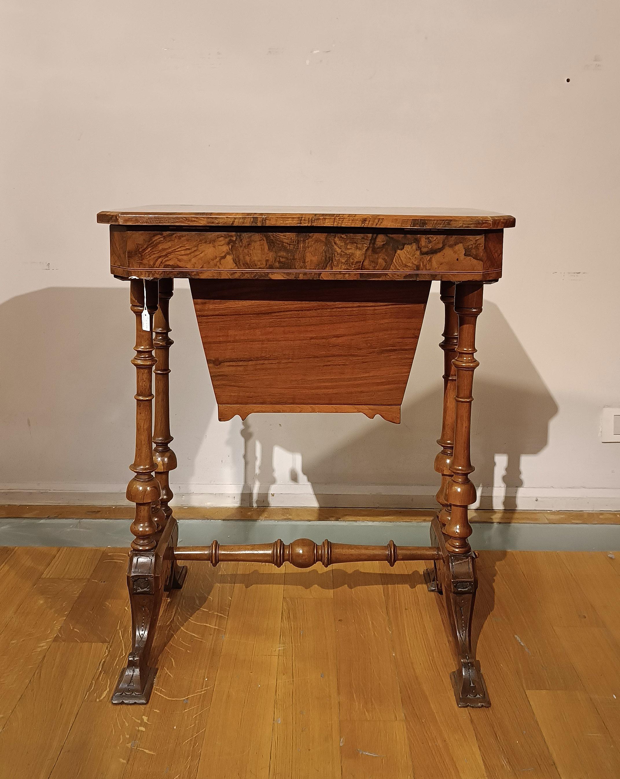 19th Century FIRST HALF OF THE 19th CENTURY SMALL WORK TABLE IN WALNUT For Sale