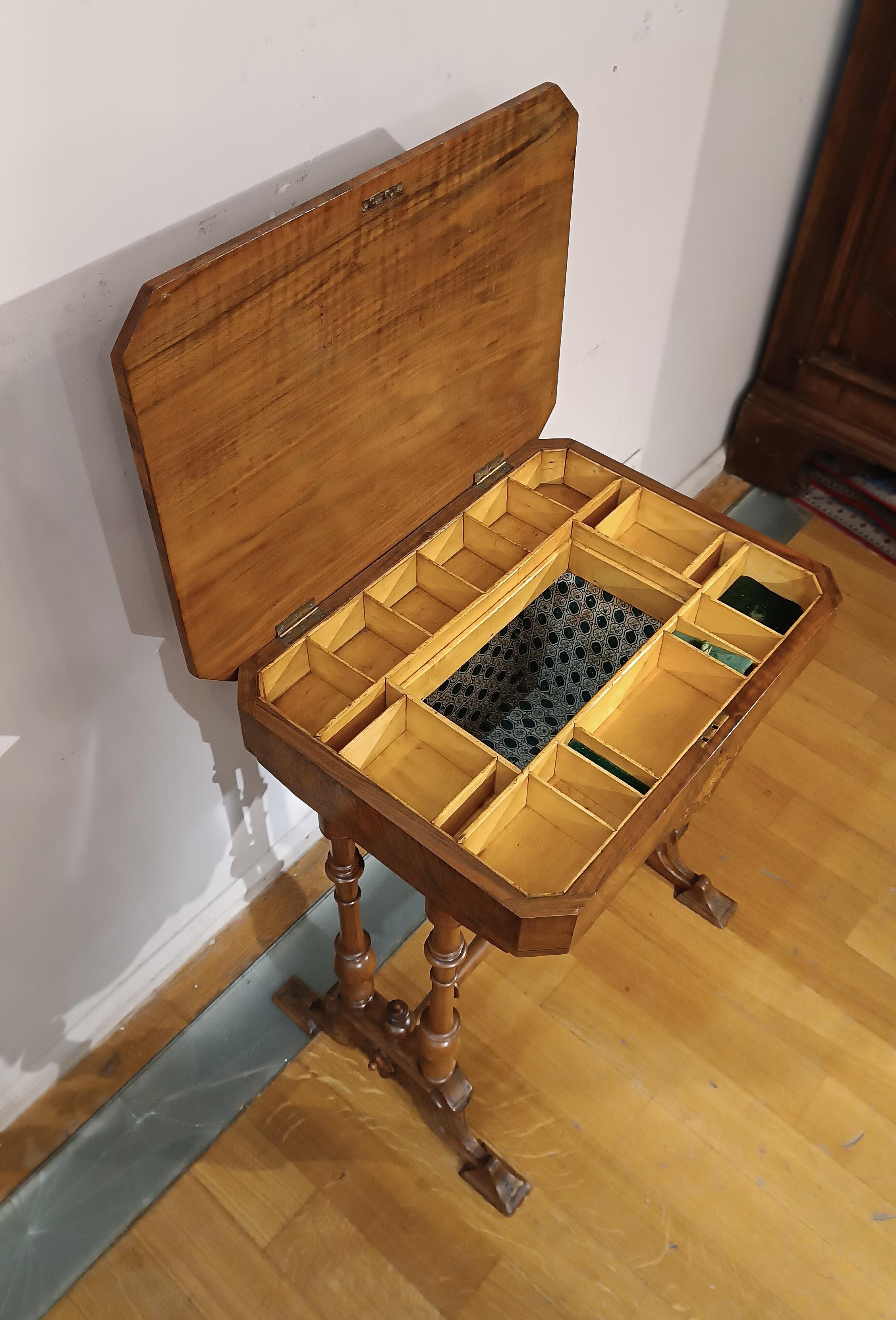 FIRST HALF OF THE 19th CENTURY SMALL WORK TABLE IN WALNUT For Sale 1