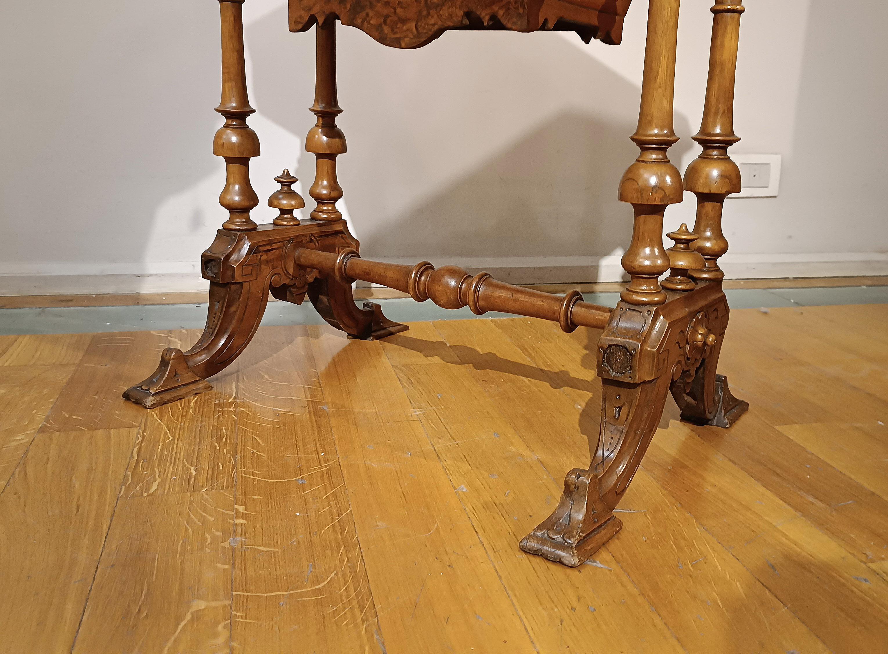 FIRST HALF OF THE 19th CENTURY SMALL WORK TABLE IN WALNUT For Sale 3