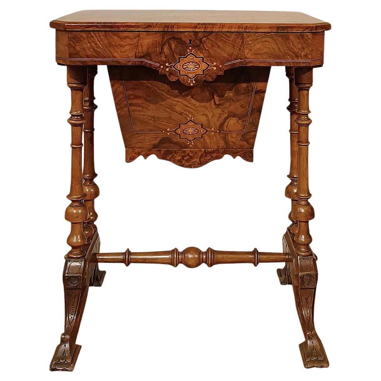 FIRST HALF OF THE 19th CENTURY SMALL WORK TABLE IN WALNUT For Sale