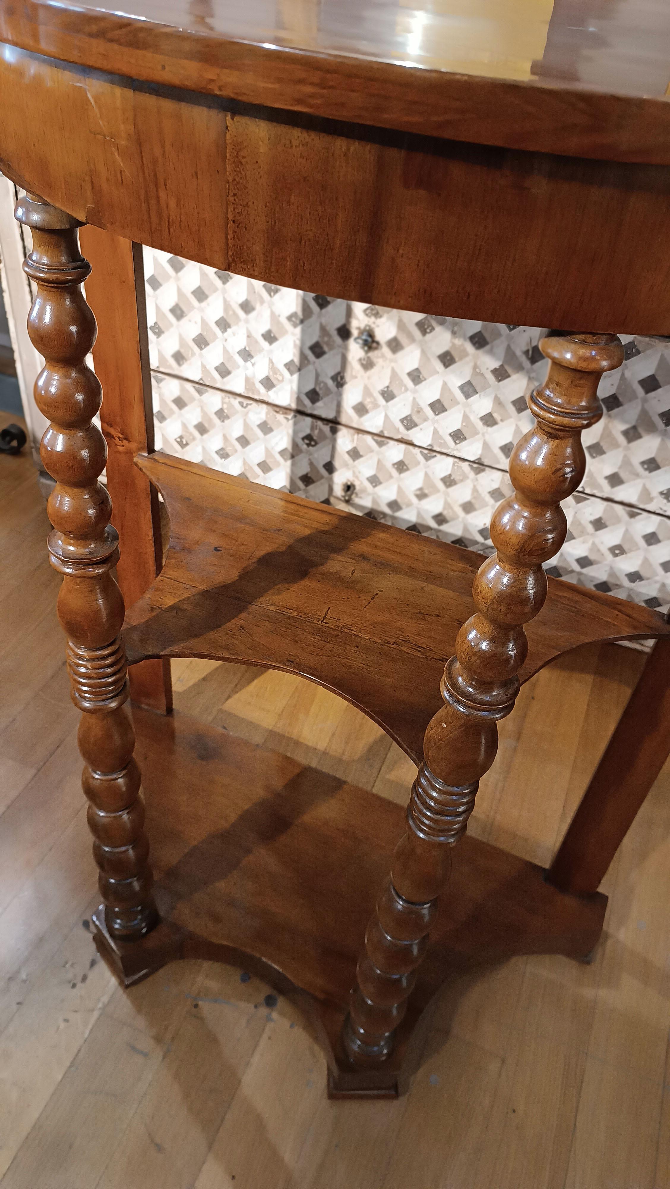 FIRST HALF OF THE 19th CENTURY WALNUT ÉTAGÈRE  For Sale 5