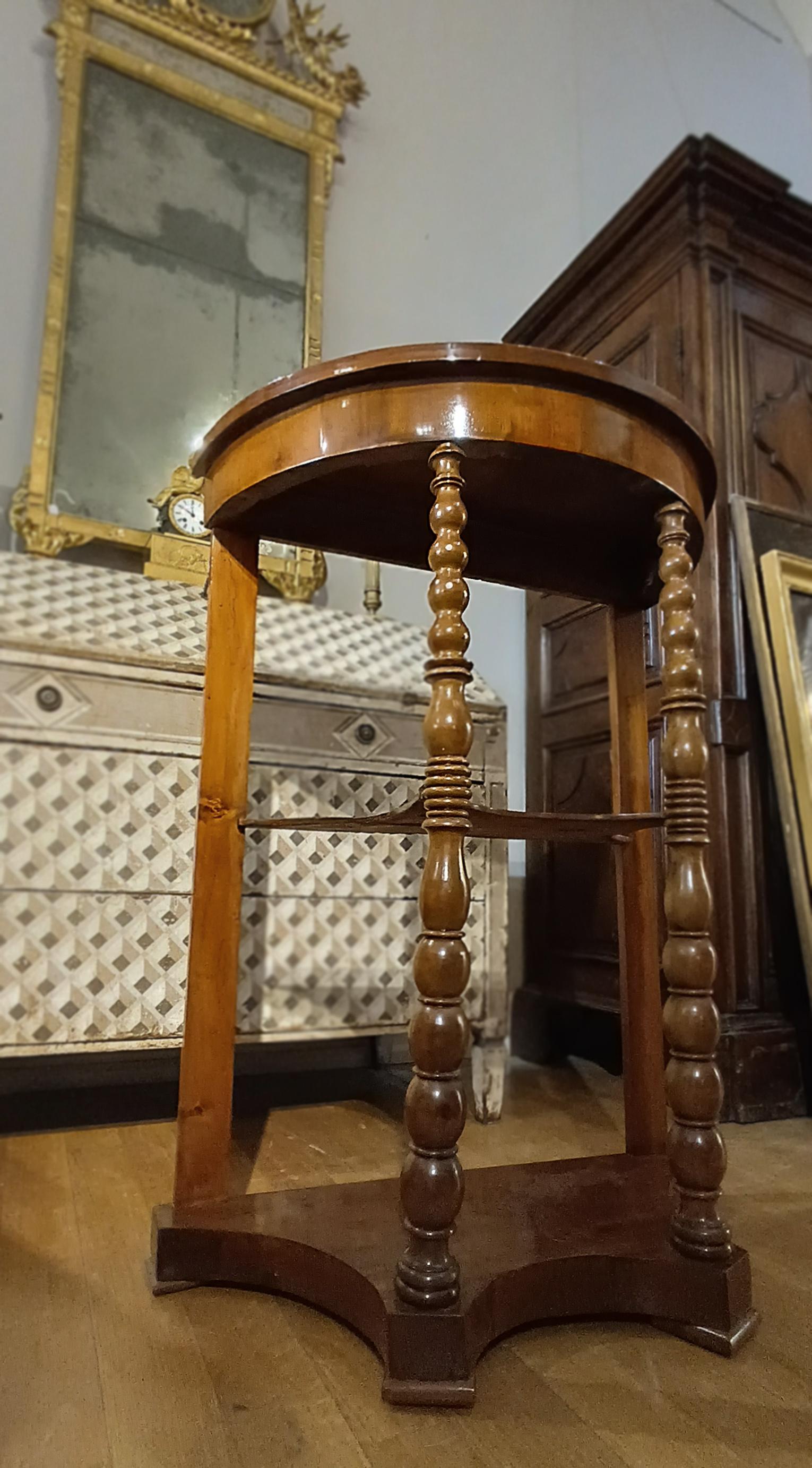 FIRST HALF OF THE 19th CENTURY WALNUT ÉTAGÈRE  For Sale 6