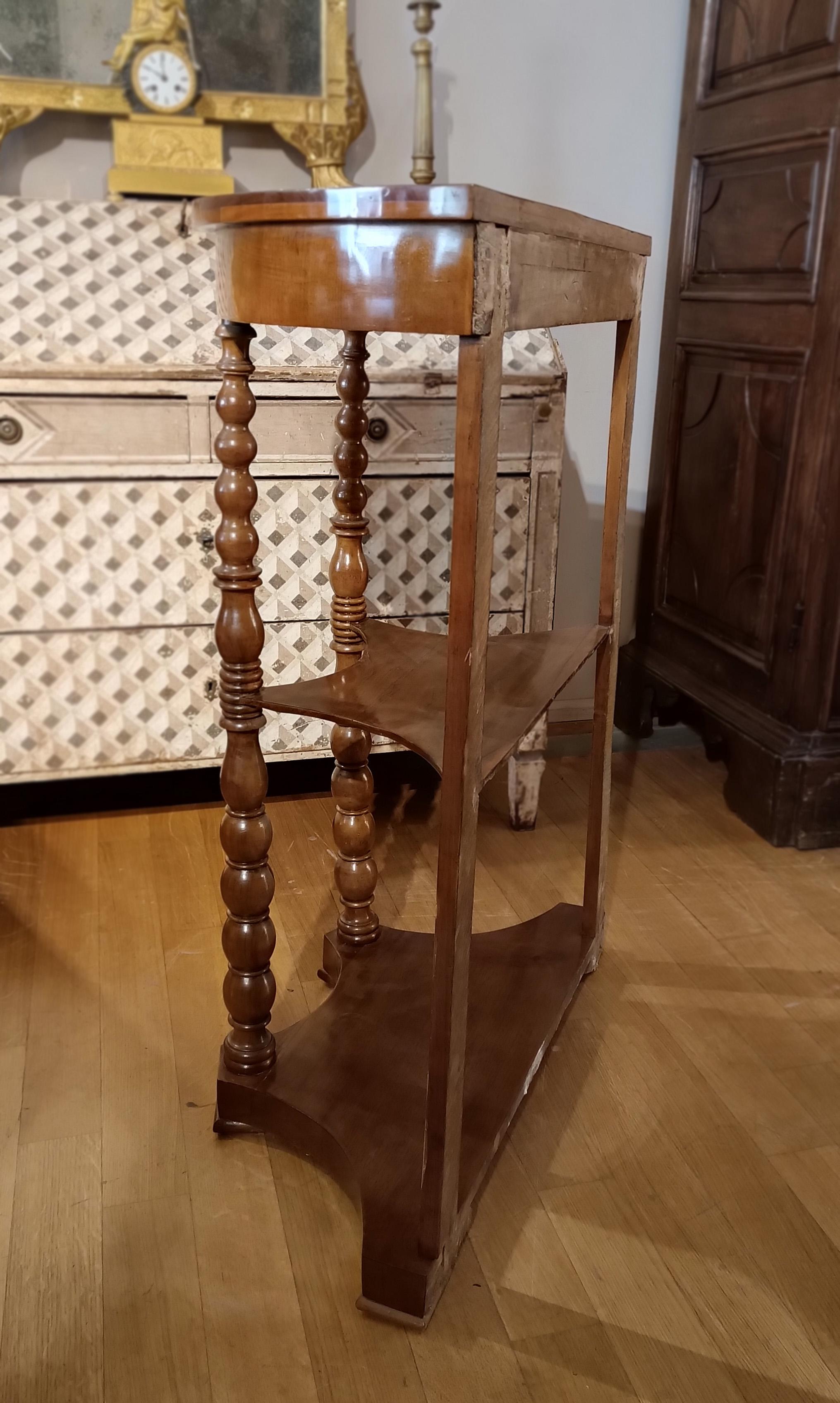 FIRST HALF OF THE 19th CENTURY WALNUT ÉTAGÈRE  For Sale 2