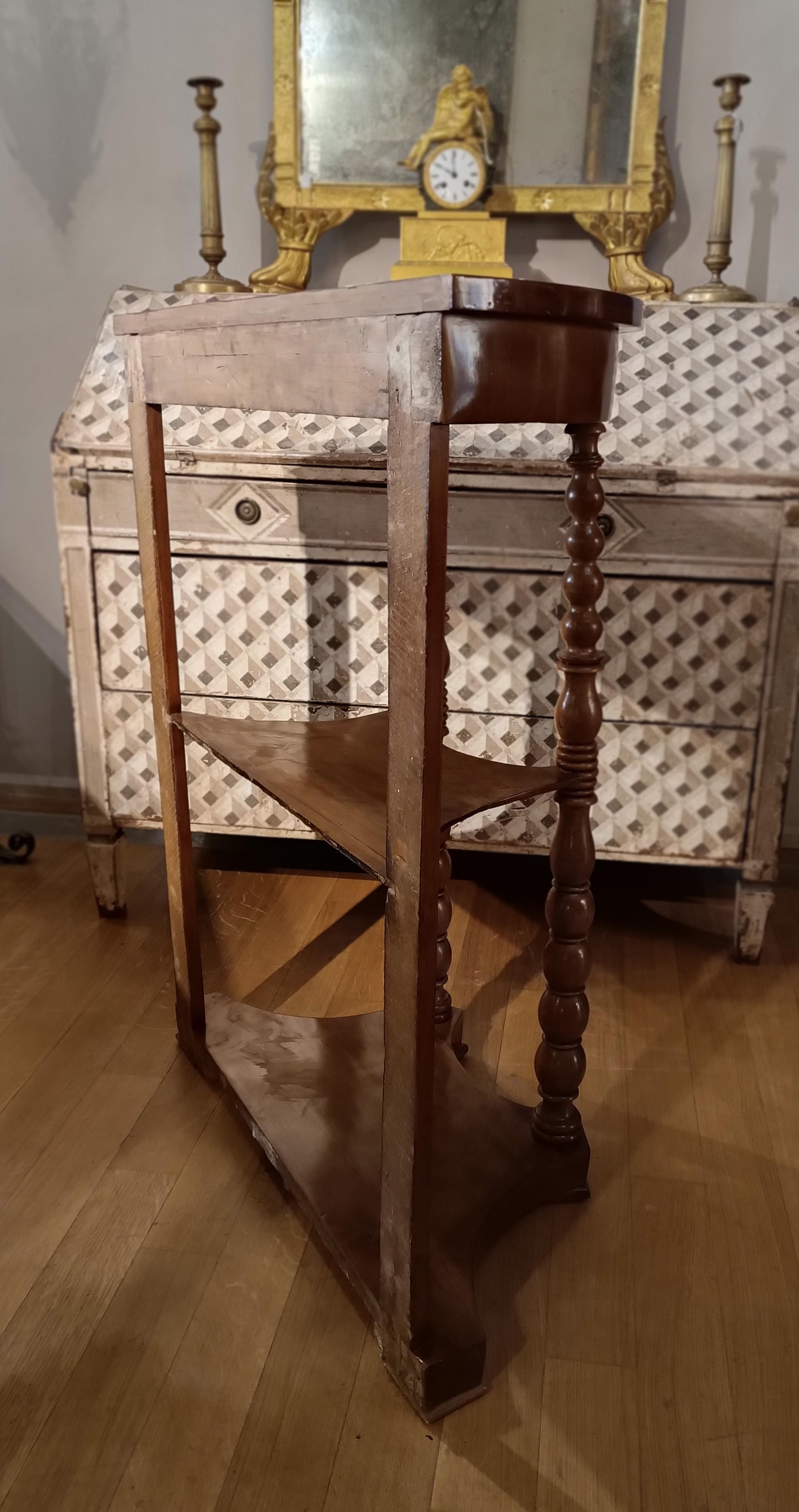 FIRST HALF OF THE 19th CENTURY WALNUT ÉTAGÈRE  For Sale 3