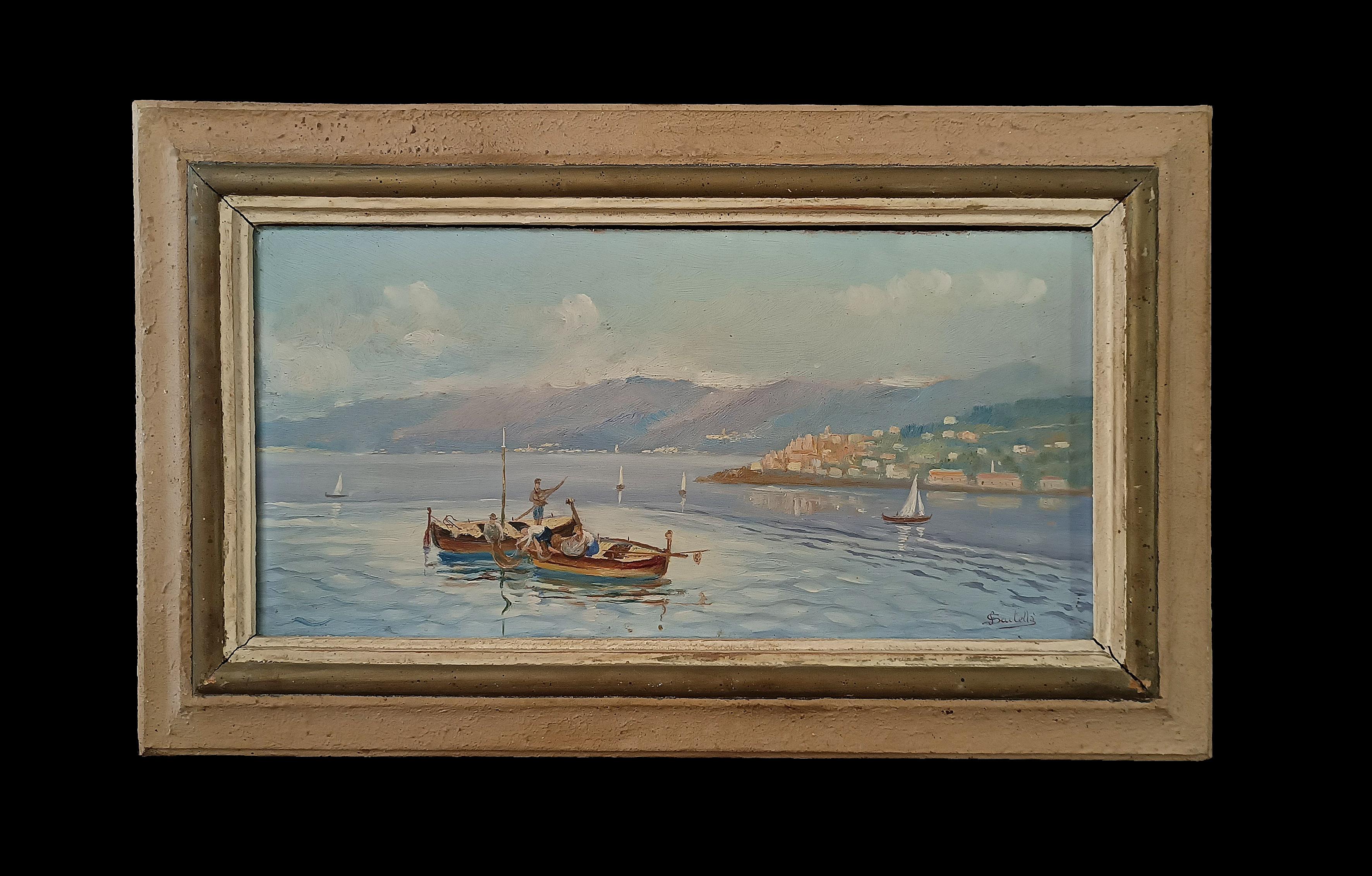 Charmantes Ölgemälde auf einer Holztafel, eingefasst in einen geschnitzten und bemalten Holzrahmen. Das Gemälde zeigt eine Landschaft mit Meer und Bergen, von der aus man einen Yachthafen mit einer nahegelegenen Stadt erkennen kann, wahrscheinlich