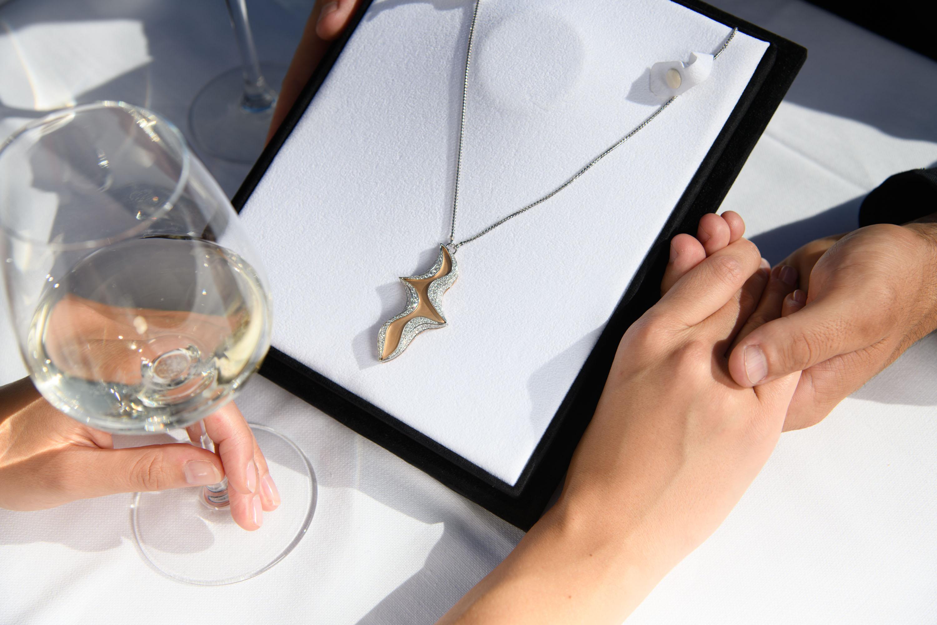 Contemporaneo “First Kiss” Love Collection Necklace 18k Rose & White Gold & Brilliants. in vendita