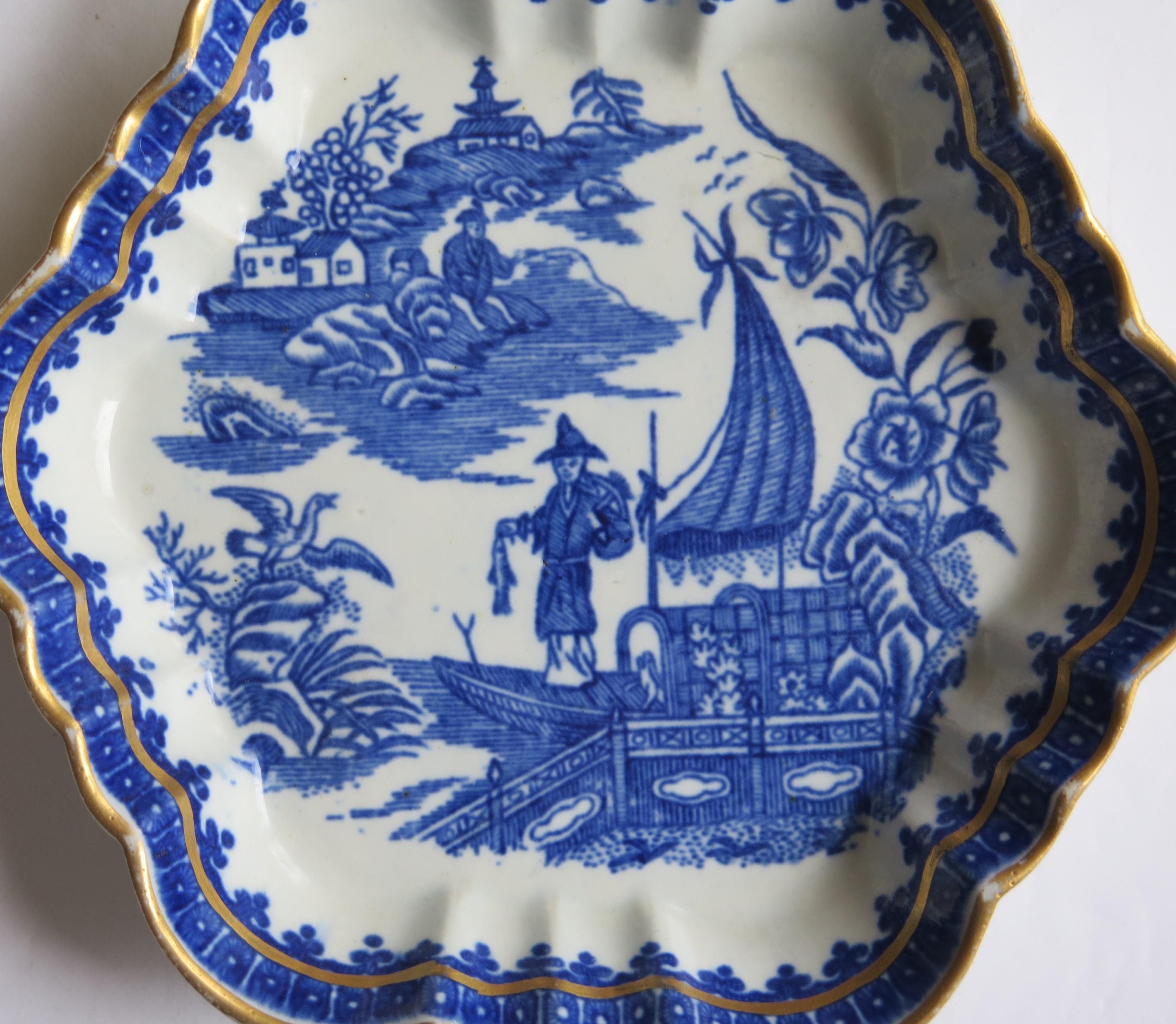 This is a very good 18th century, First period (Dr. Wall), Worcester porcelain teapot stand, printed in cobalt blue with the 