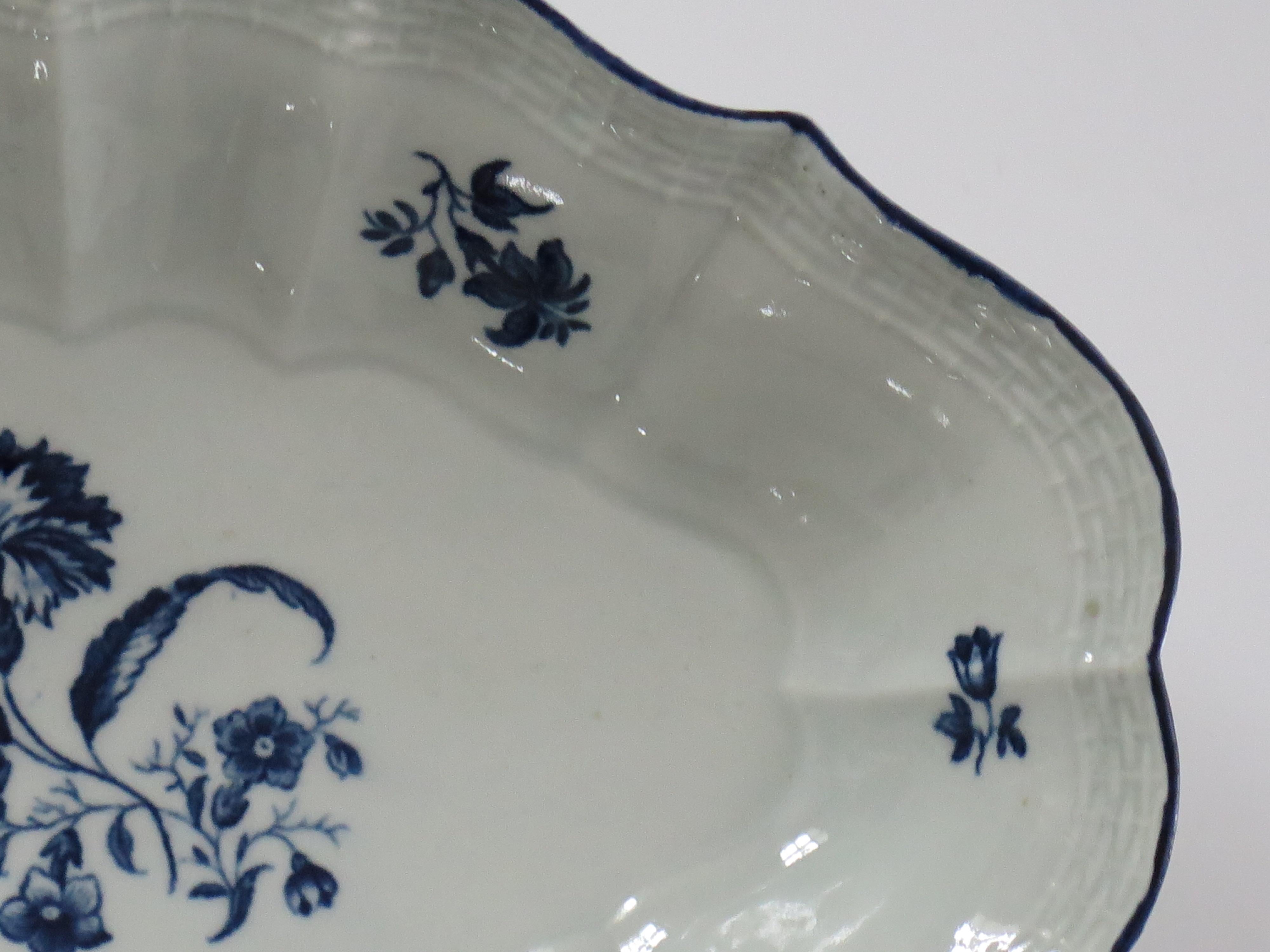 First Period Worcester Blue and White Desert Dish in Gillyflower ptn, Ca 1770 In Good Condition For Sale In Lincoln, Lincolnshire