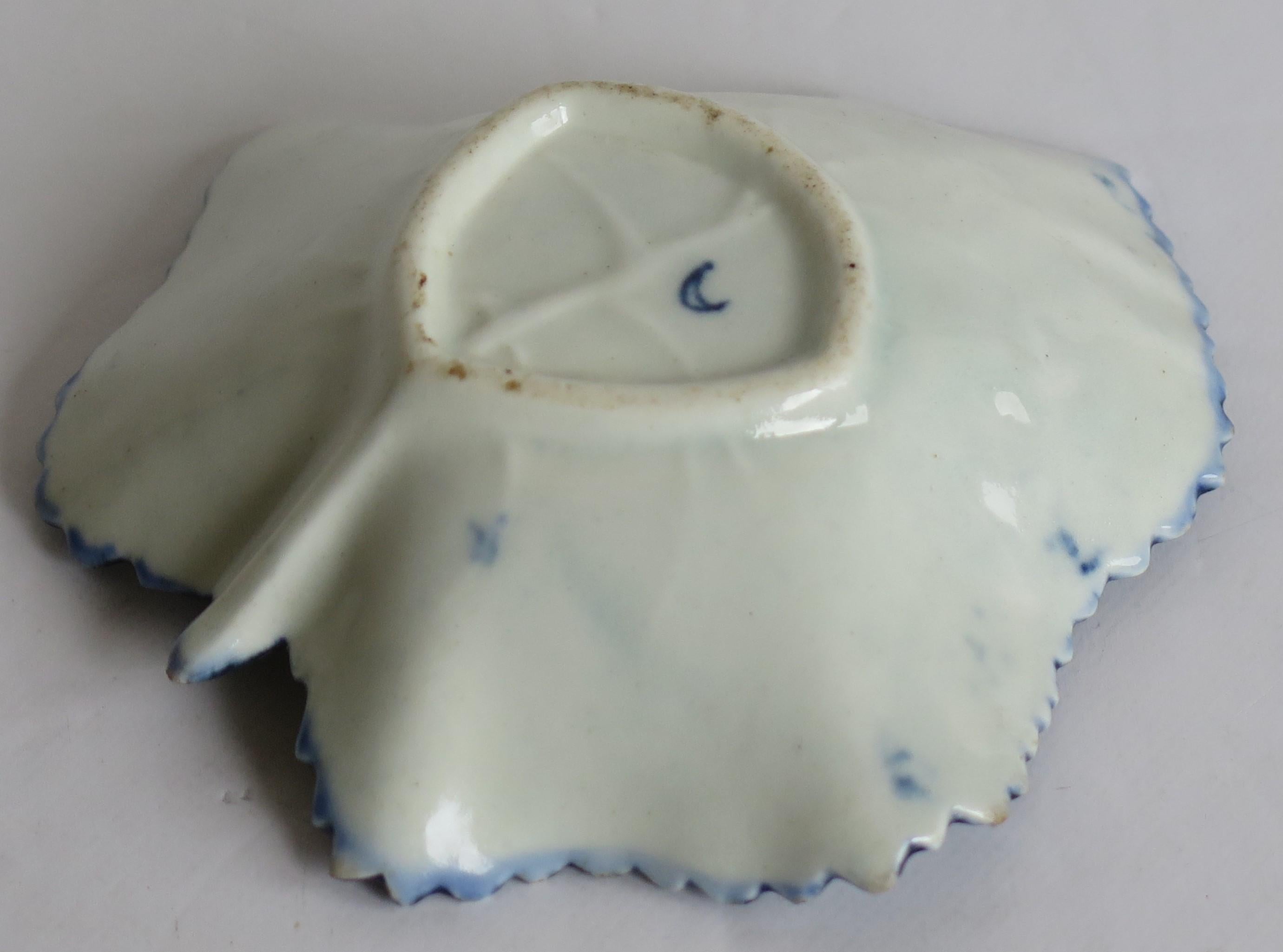 First Period Worcester Blue and White Pickle Leaf Dish in Floral Pattern ca 1770 For Sale 2