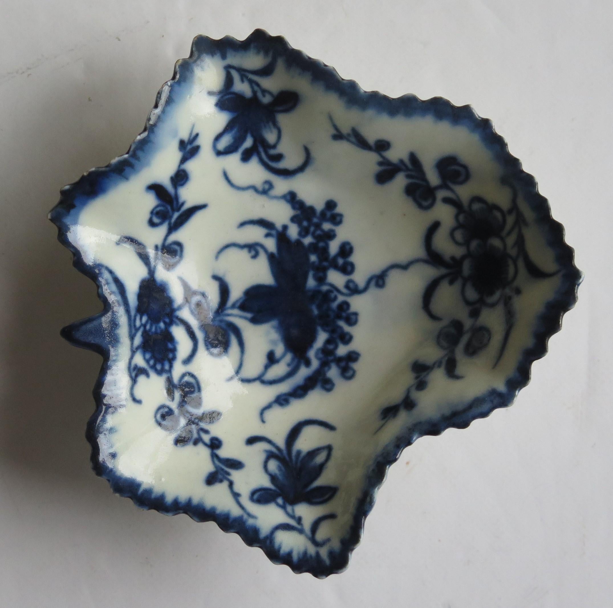 Giorgio III Piatto a foglia di sottaceto del primo periodo di Worcester con motivo floreale blu, 1770 ca. in vendita