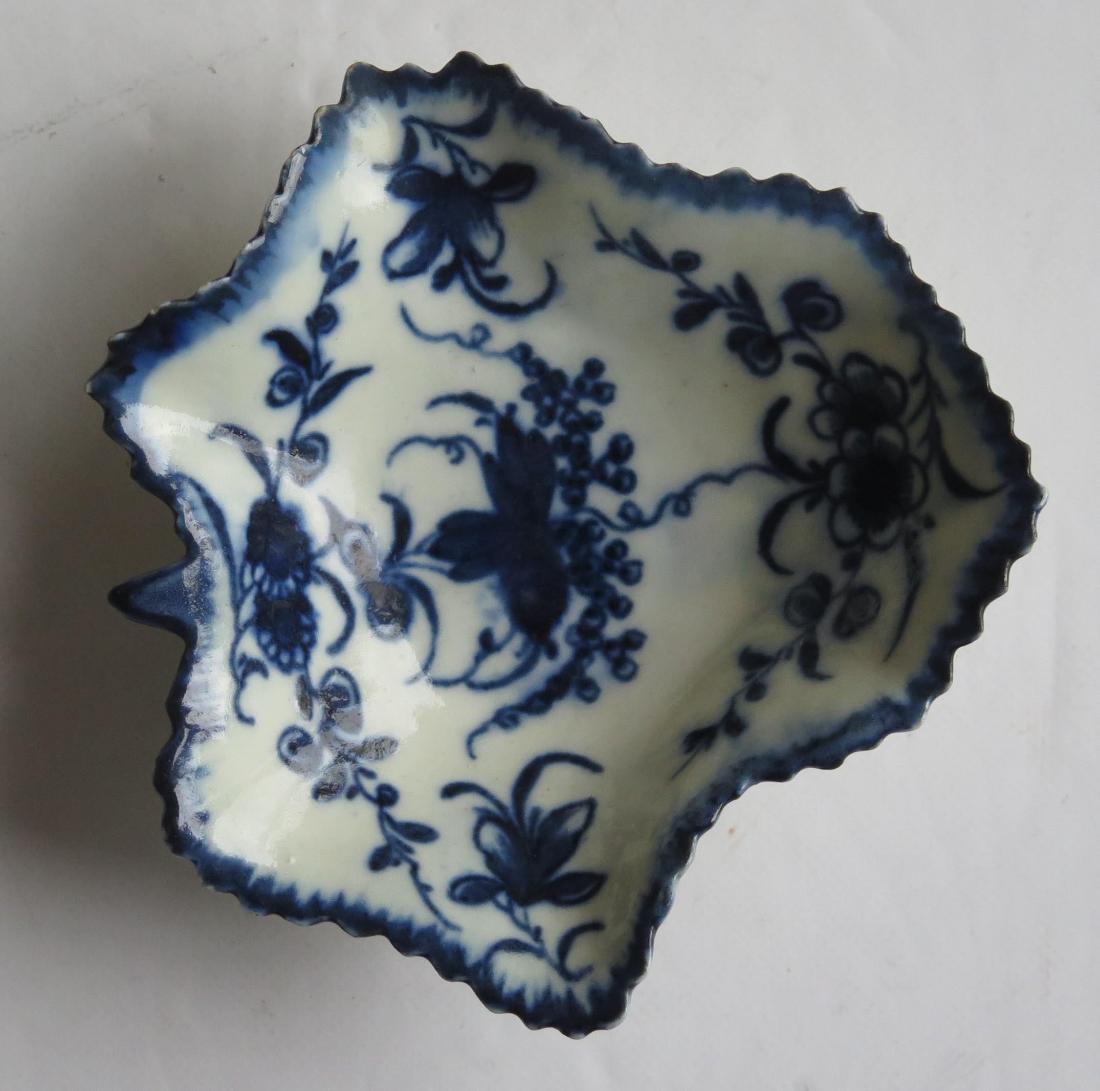 George III Plat à feuilles de corbeille bleu et blanc de Worcester de la première période à motif floral vers 1770 en vente