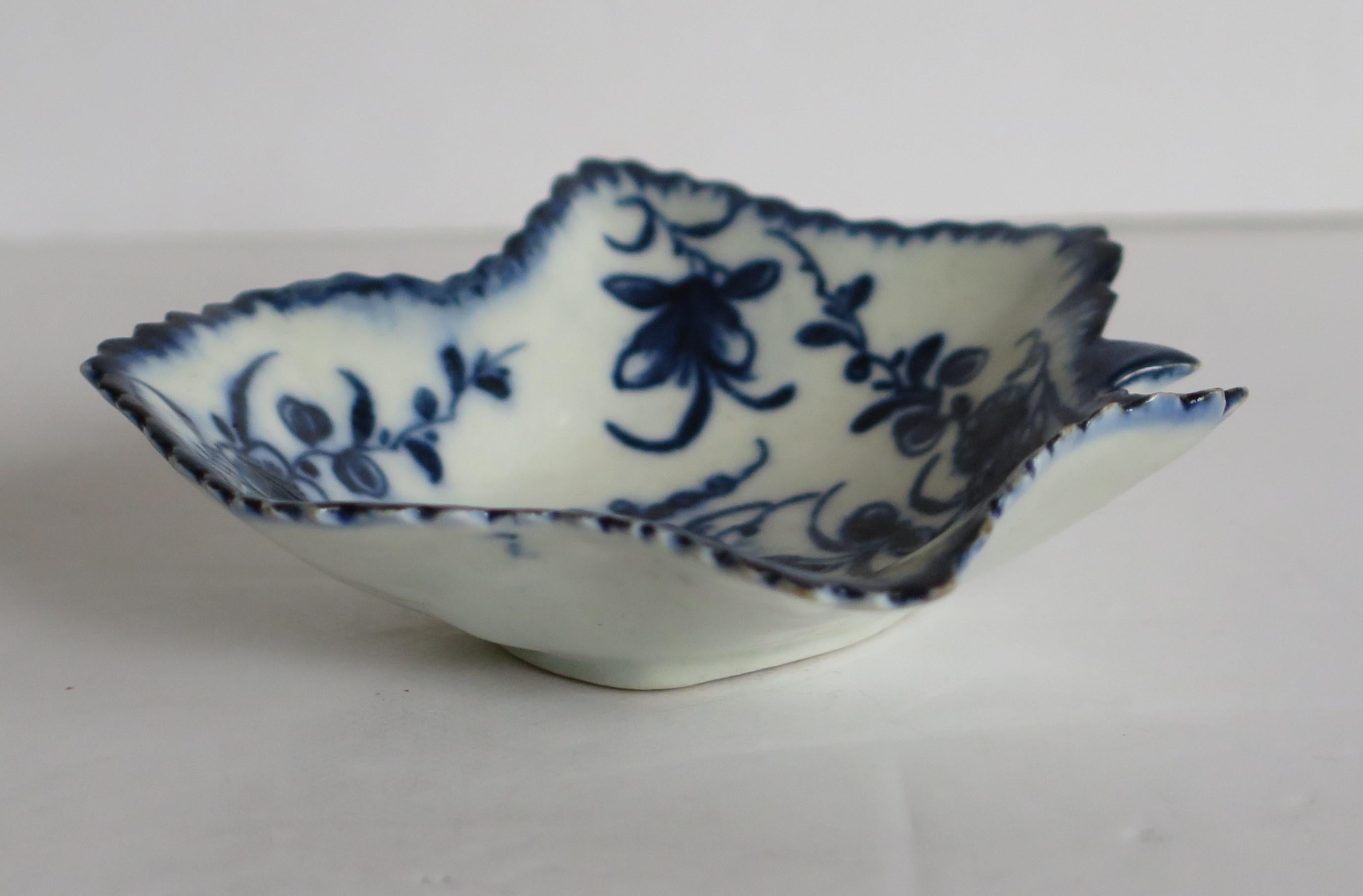 Britannico Piatto a foglia di sottaceto del primo periodo di Worcester con motivo floreale blu, 1770 ca. in vendita