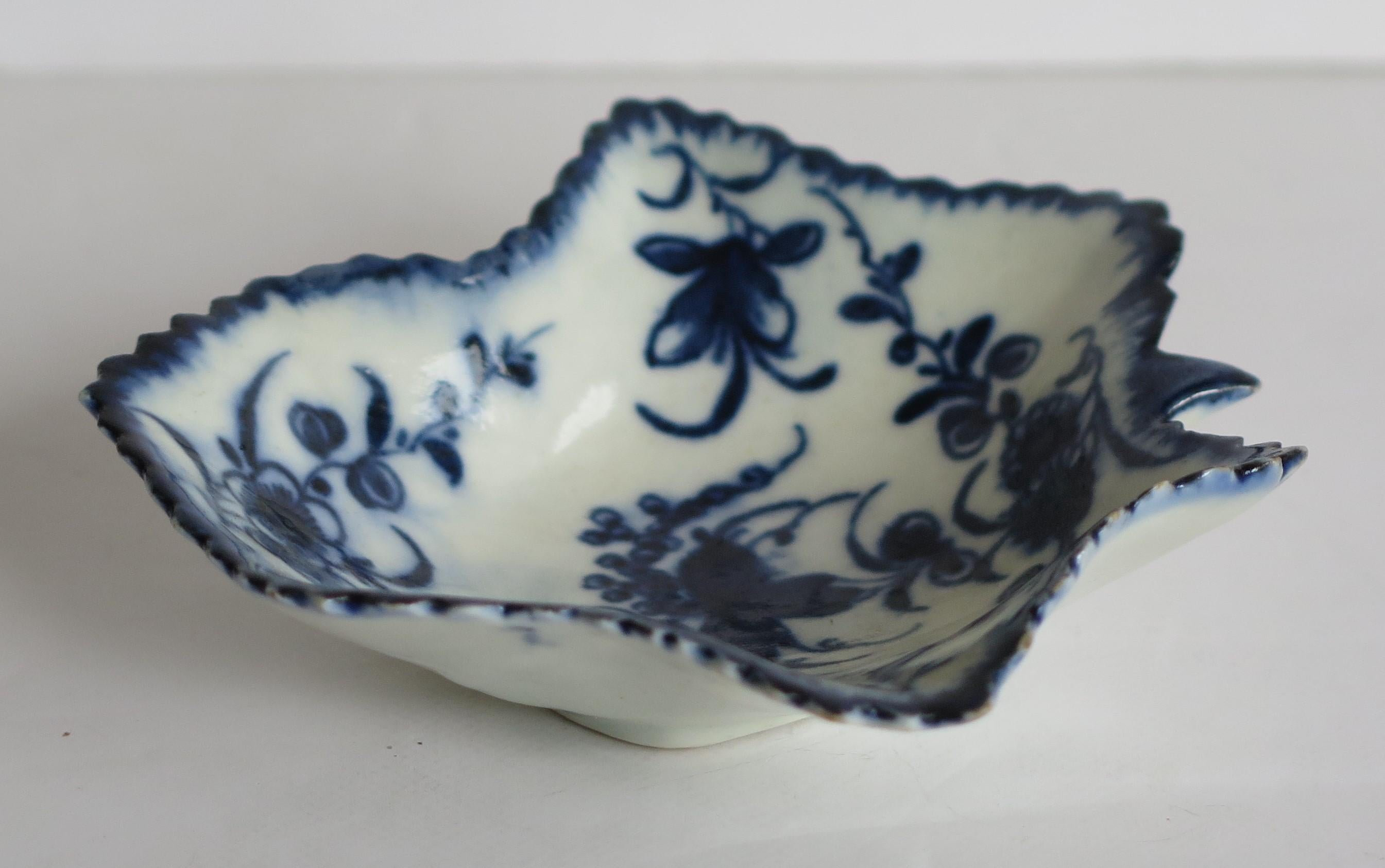 Smaltato Piatto a foglia di sottaceto del primo periodo di Worcester con motivo floreale blu, 1770 ca. in vendita