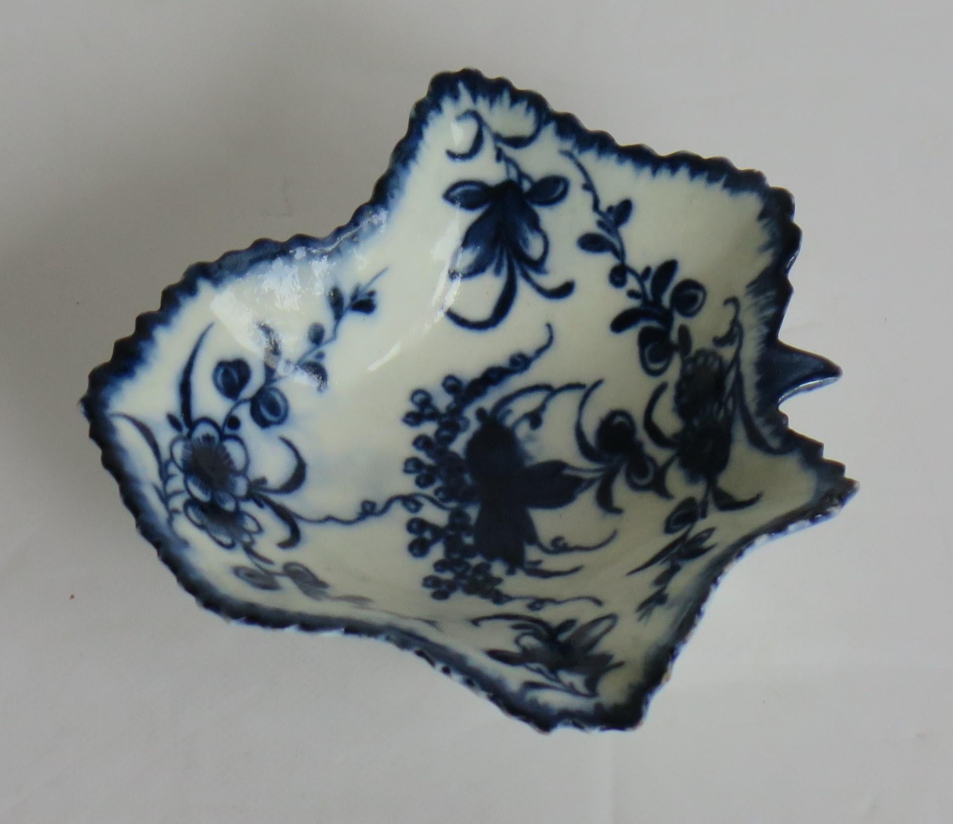 First Period Worcester Blue and White Pickle Leaf Dish in Floral Pattern ca 1770 In Good Condition For Sale In Lincoln, Lincolnshire