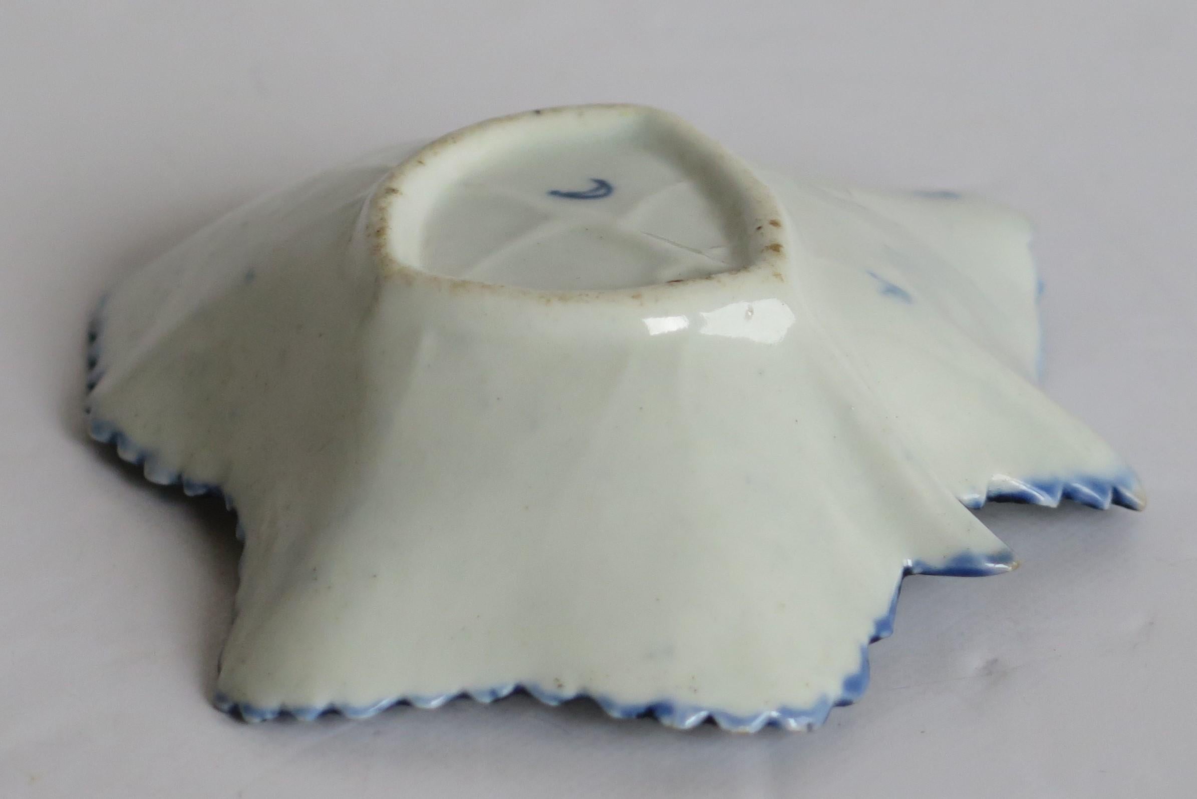 Piatto a foglia di sottaceto del primo periodo di Worcester con motivo floreale blu, 1770 ca. in vendita 1