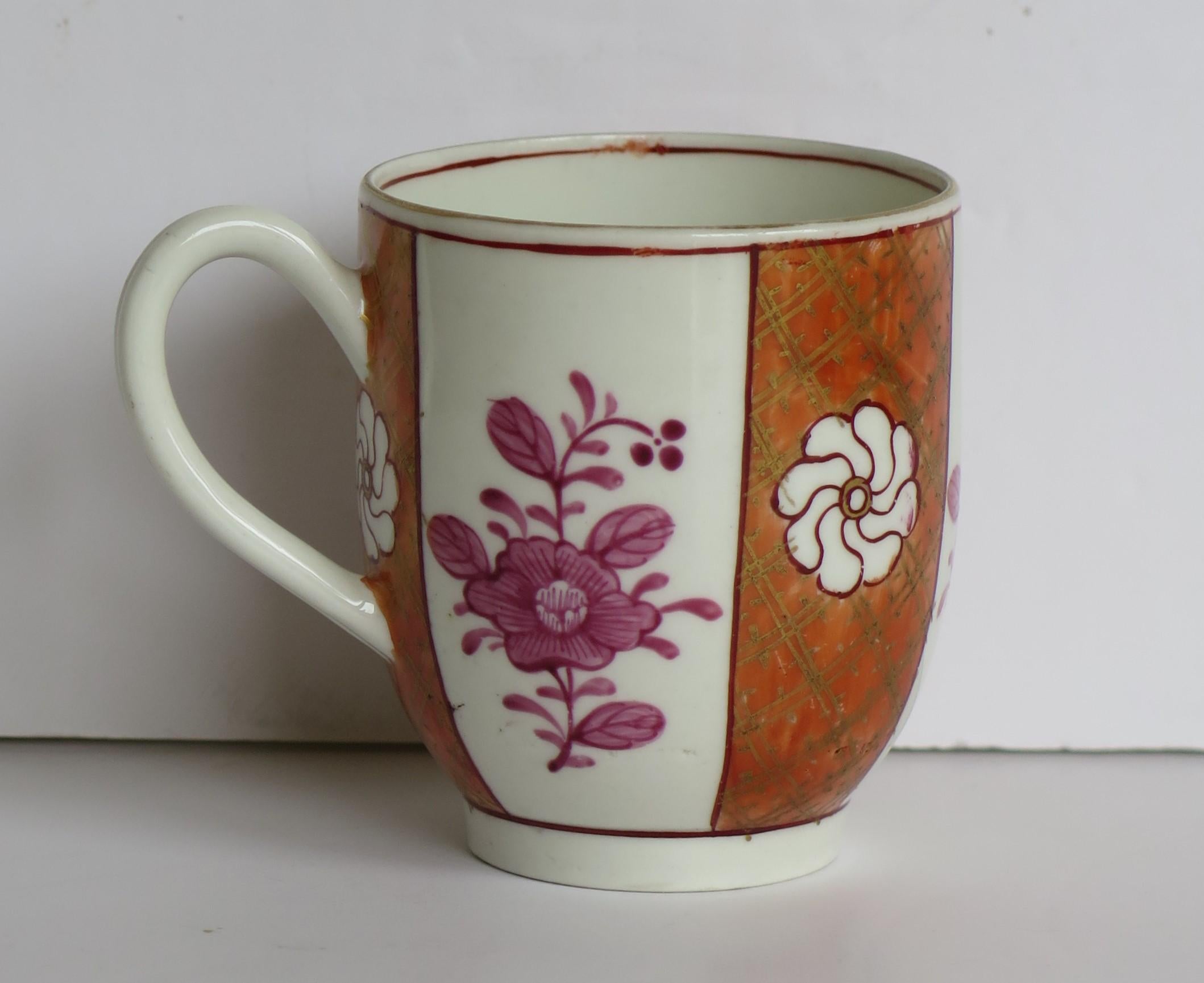 Dies ist eine seltene erste Periode (oder Dr. Wall) Worcester Kaffeetasse, mit einem unverwechselbaren handgemalten Muster, aus Porzellan und aus dem 18. Jahrhundert, um 1770.

Die Tasse ist gut getöpfert und hat einen gerillten Henkel 

Diese