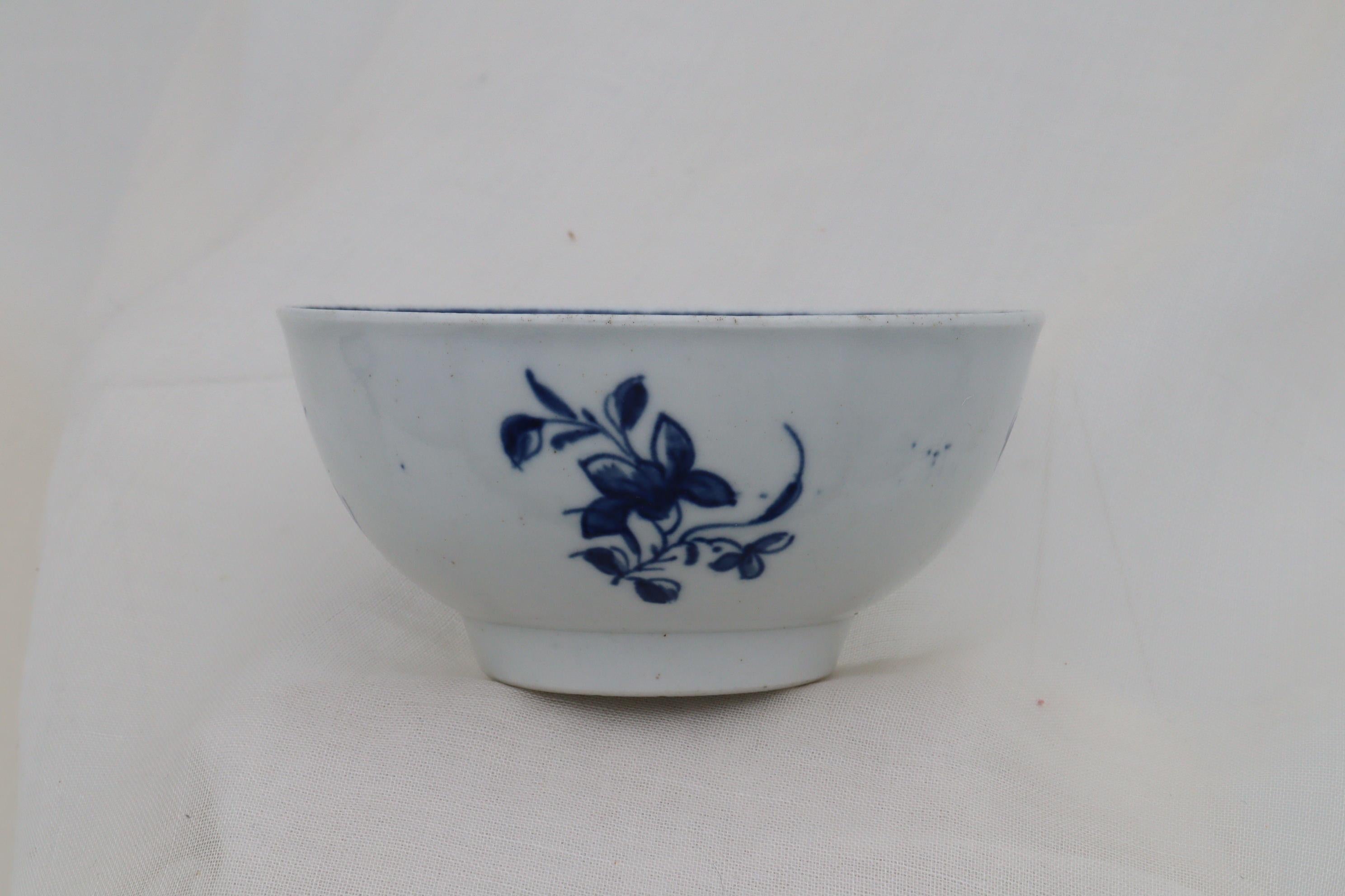 Georgian First period Worcester hand painted blue and white bowl Mansfield pattern. For Sale